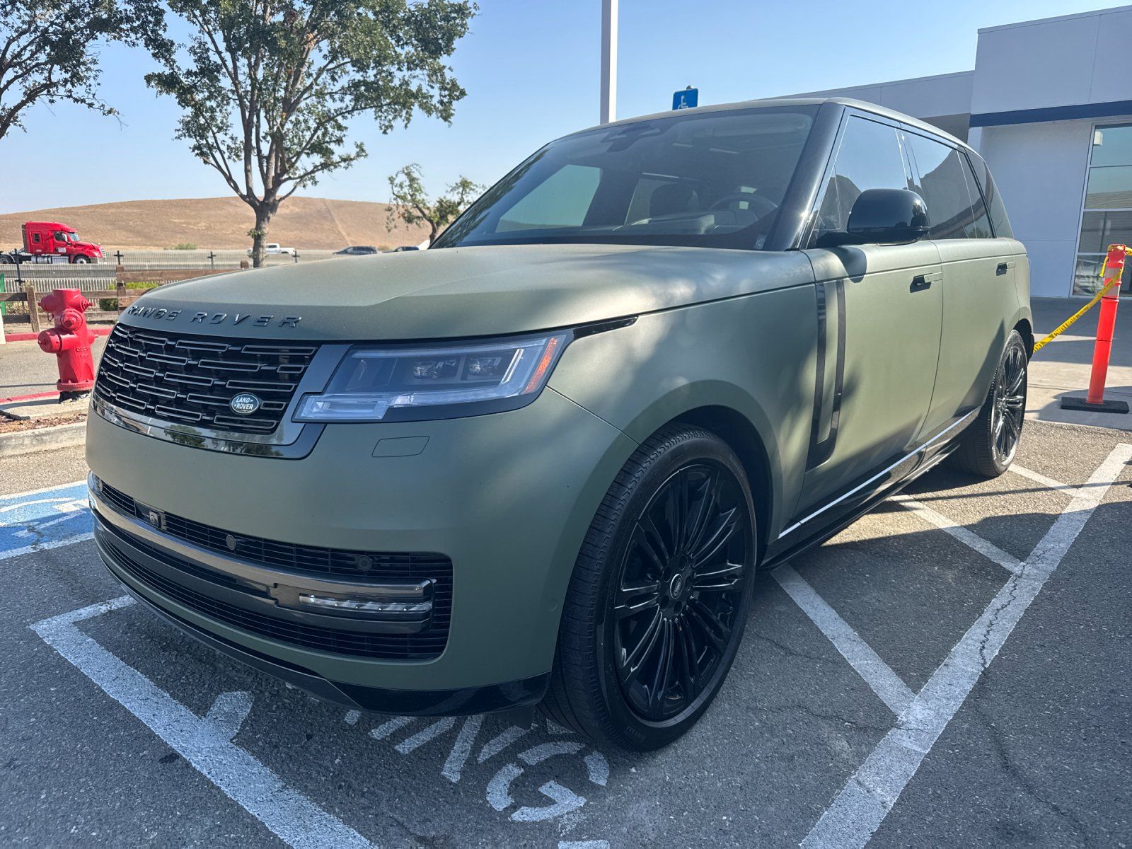 2025 Land Rover Range Rover SE — full photo 2 of 3