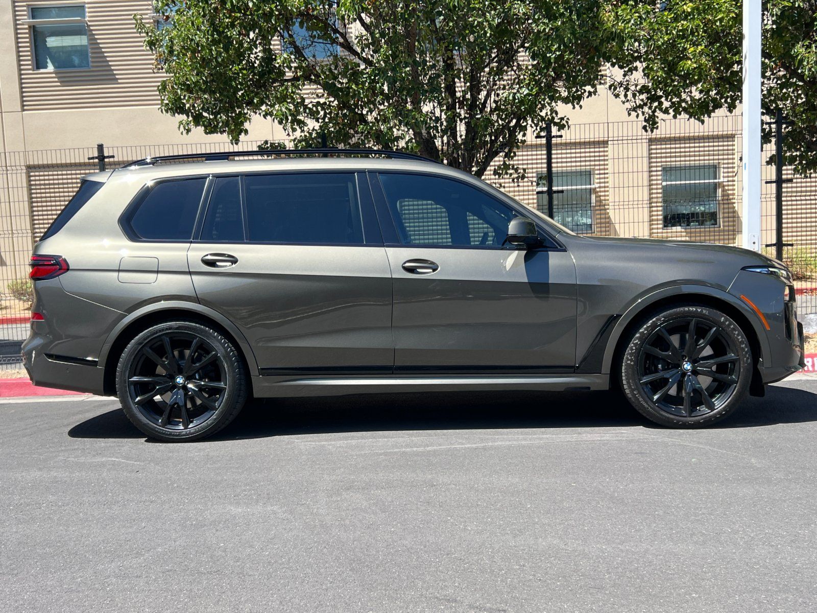 2023 BMW X7 xDrive40i — full photo 7 of 30