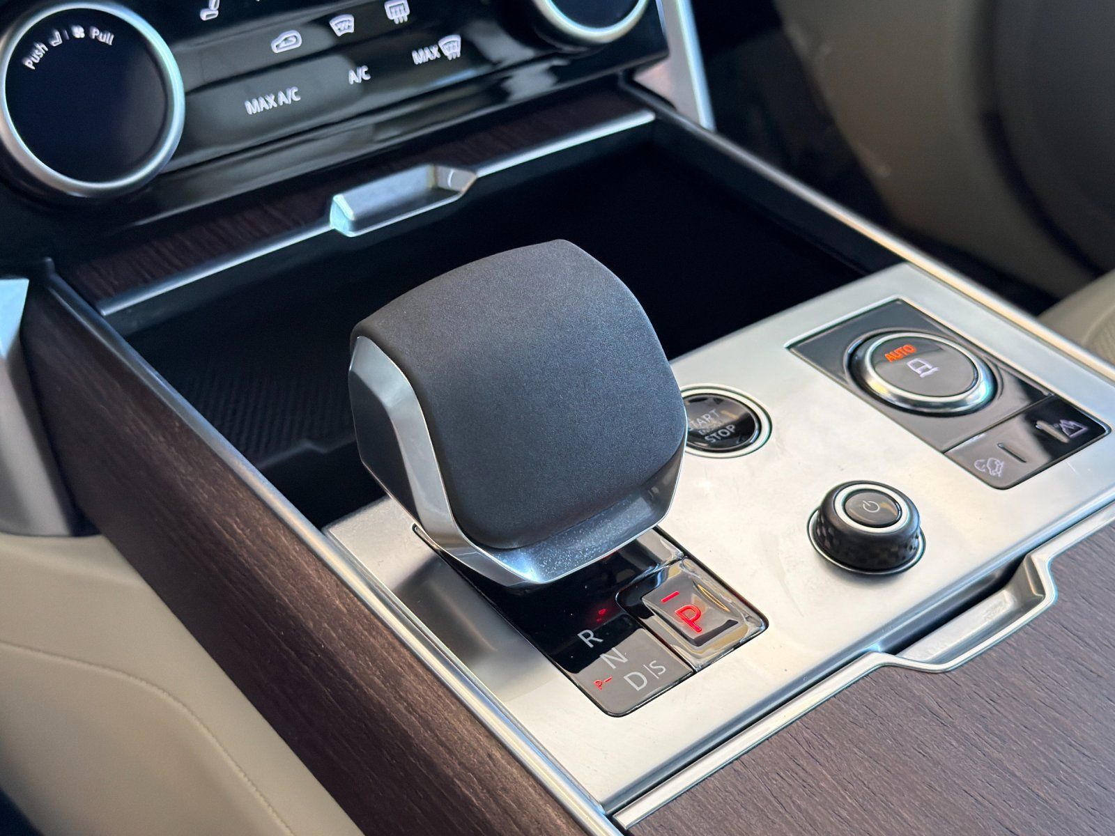 2023 Land Rover Range Rover SE — full photo 20 of 28