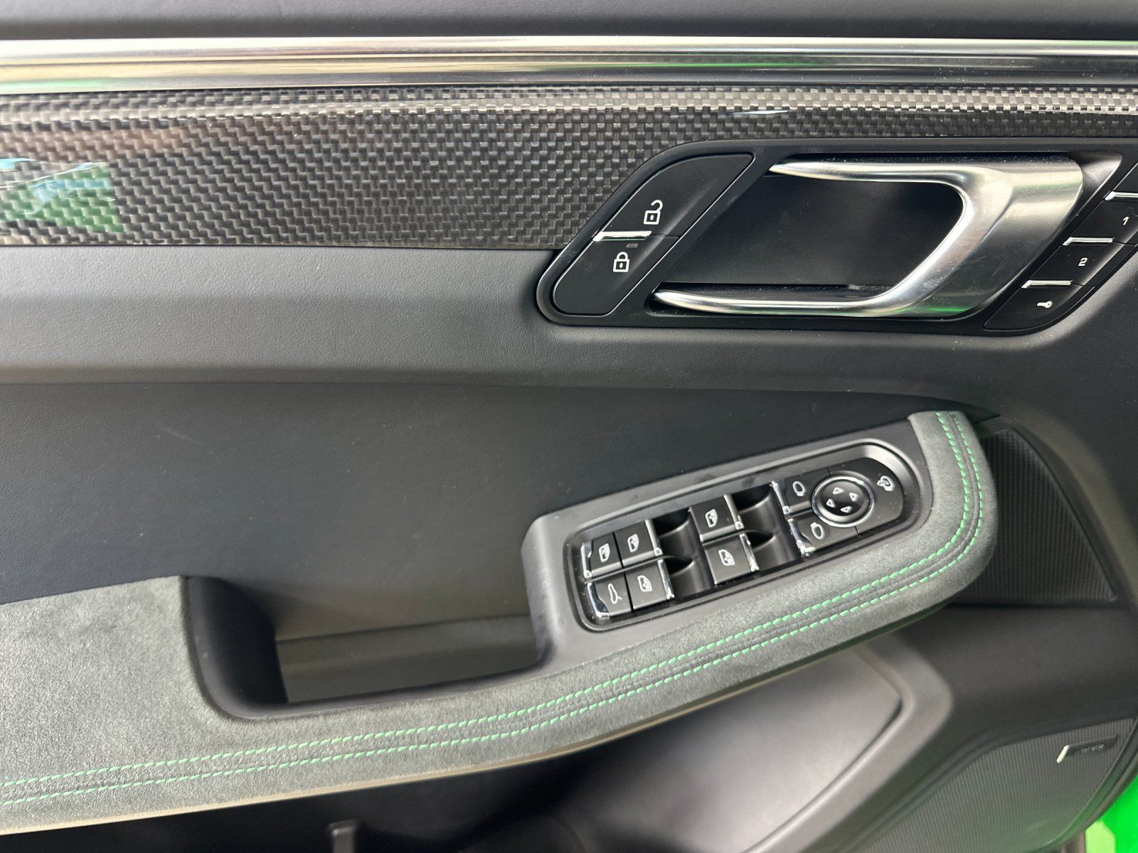 2026 Porsche Macan GTS — full photo 12 of 27