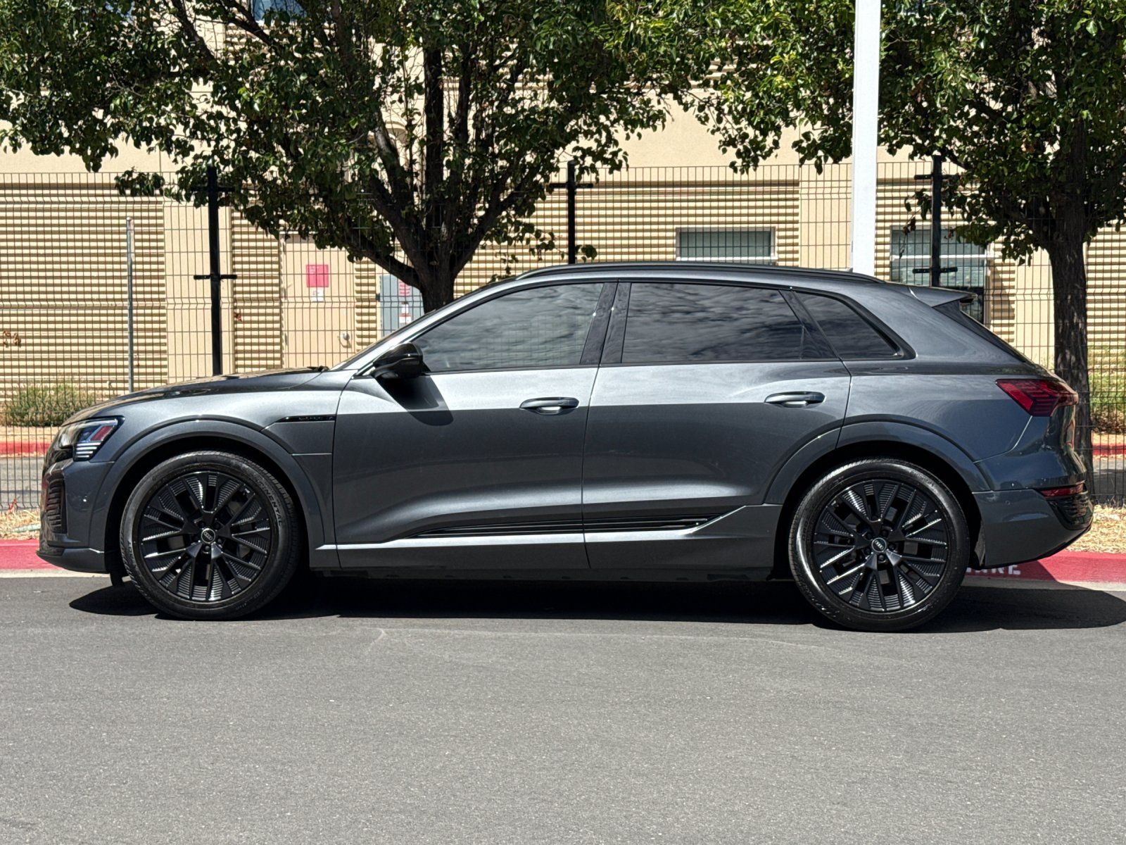2024 Audi Q8 e-tron Prestige — foto completa 3 de 29