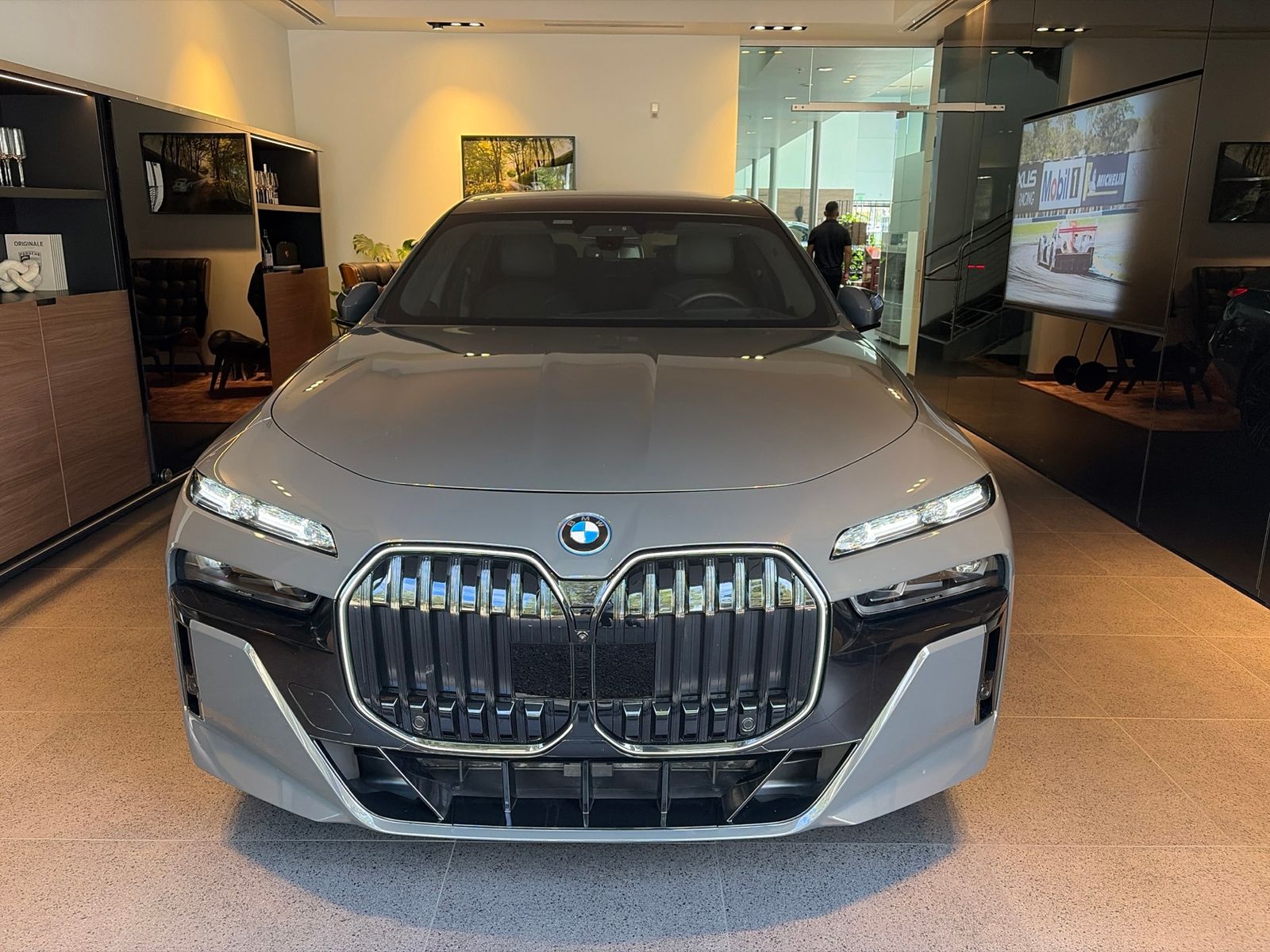 2025 BMW 7 Series 750e xDrive — full photo 1 of 10