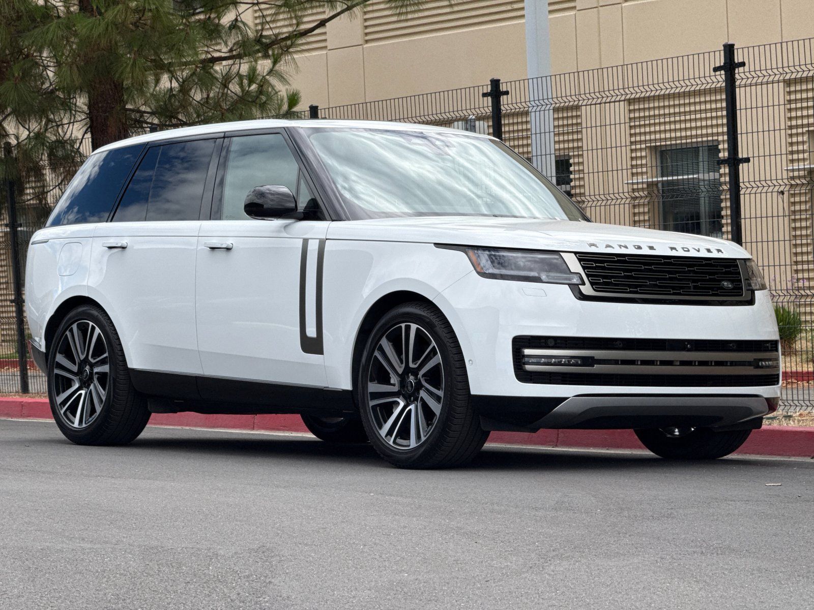 2023 Land Rover Range Rover SE — full photo 7 of 29