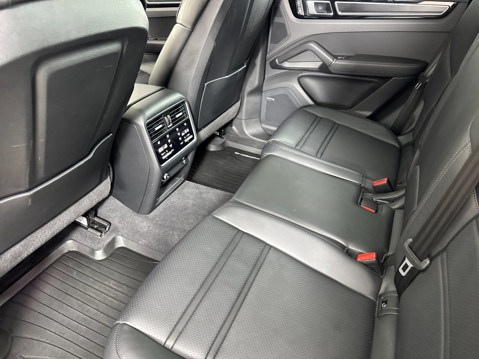 2023 Porsche Cayenne GTS — full photo 14 of 30