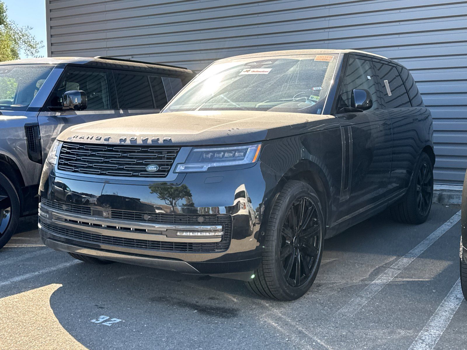 2025 Land Rover Range Rover Plug-In Hybrid SE — full photo 2 of 3