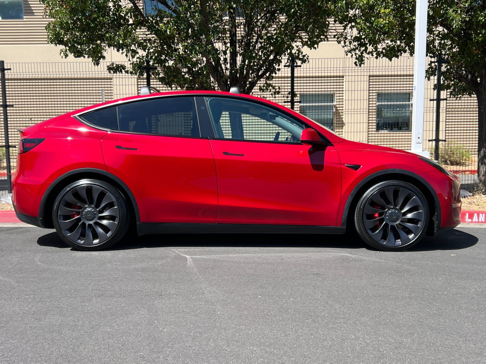 2023 Tesla Model Y Standard Range — full photo 7 of 31