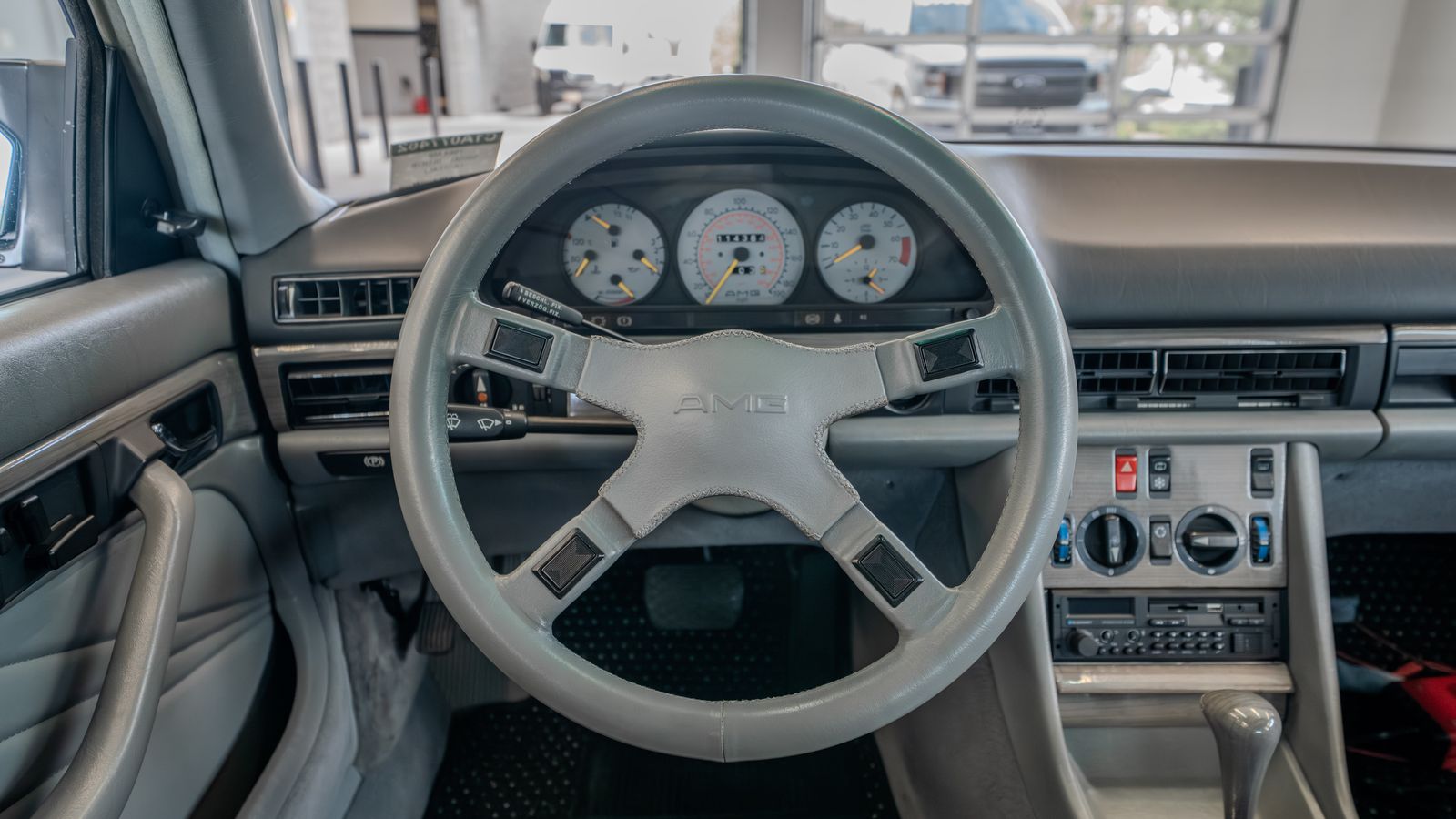 1984 Mercedes 500 SEL — foto completa 9 de 46