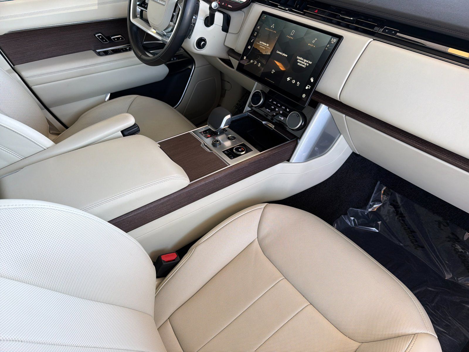 2023 Land Rover Range Rover SE — full photo 14 of 28