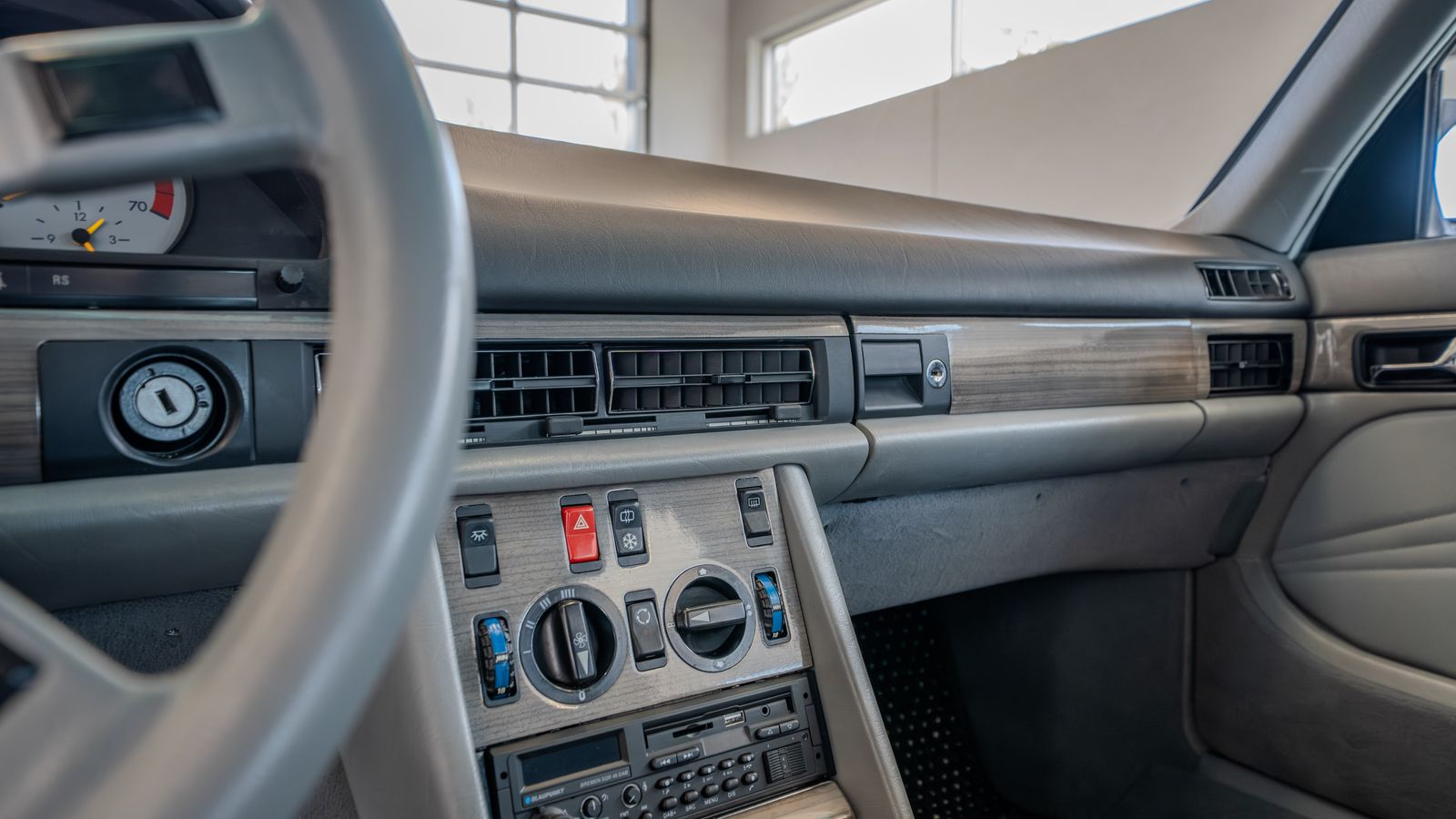 1984 Mercedes 500 SEL — foto completa 34 de 46