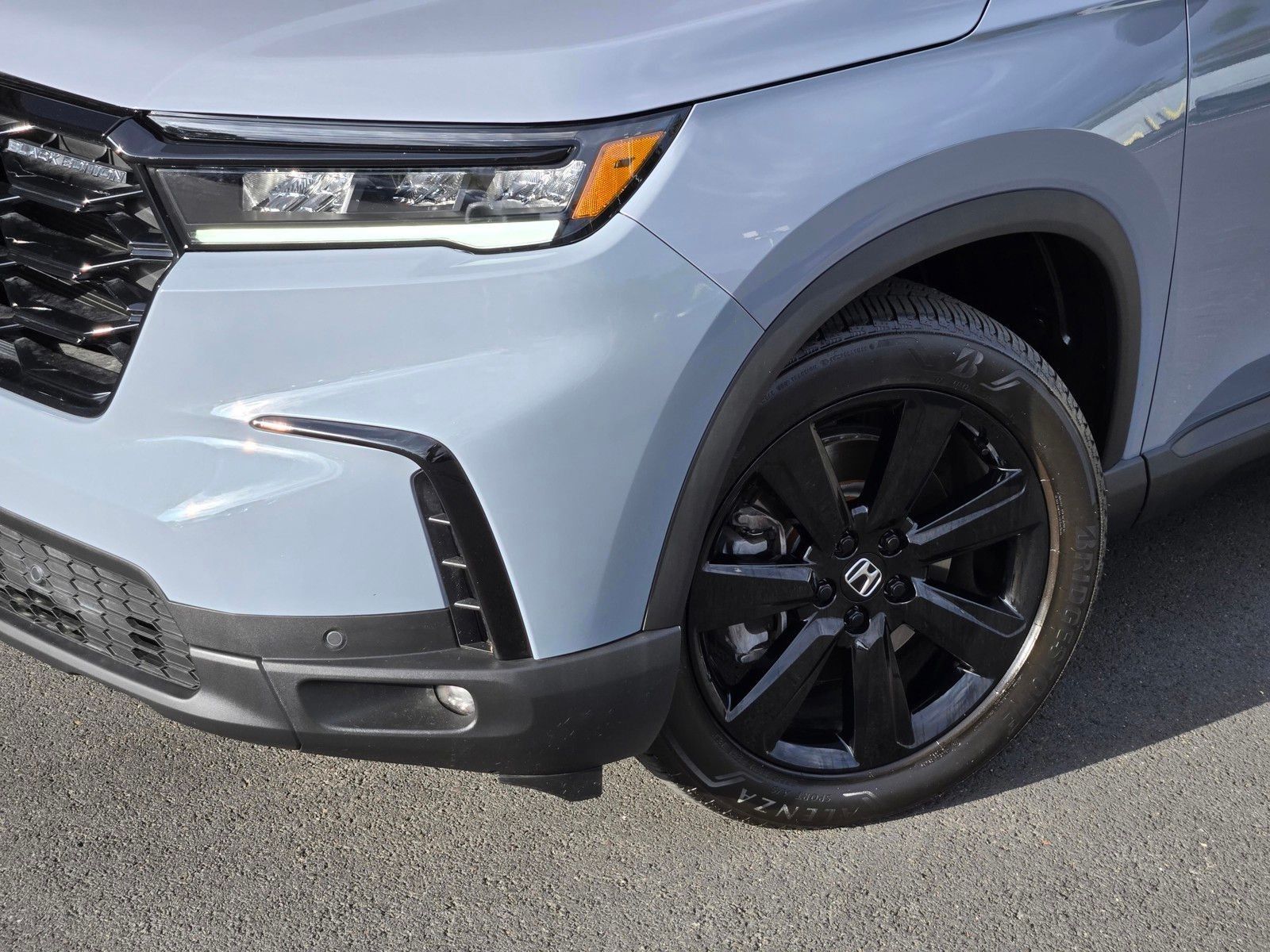 2025 Honda Pilot Black Edition — full photo 10 of 28
