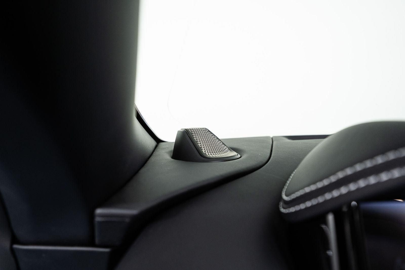 2024 Aston Martin DB12 Volante — foto completa 33 de 55