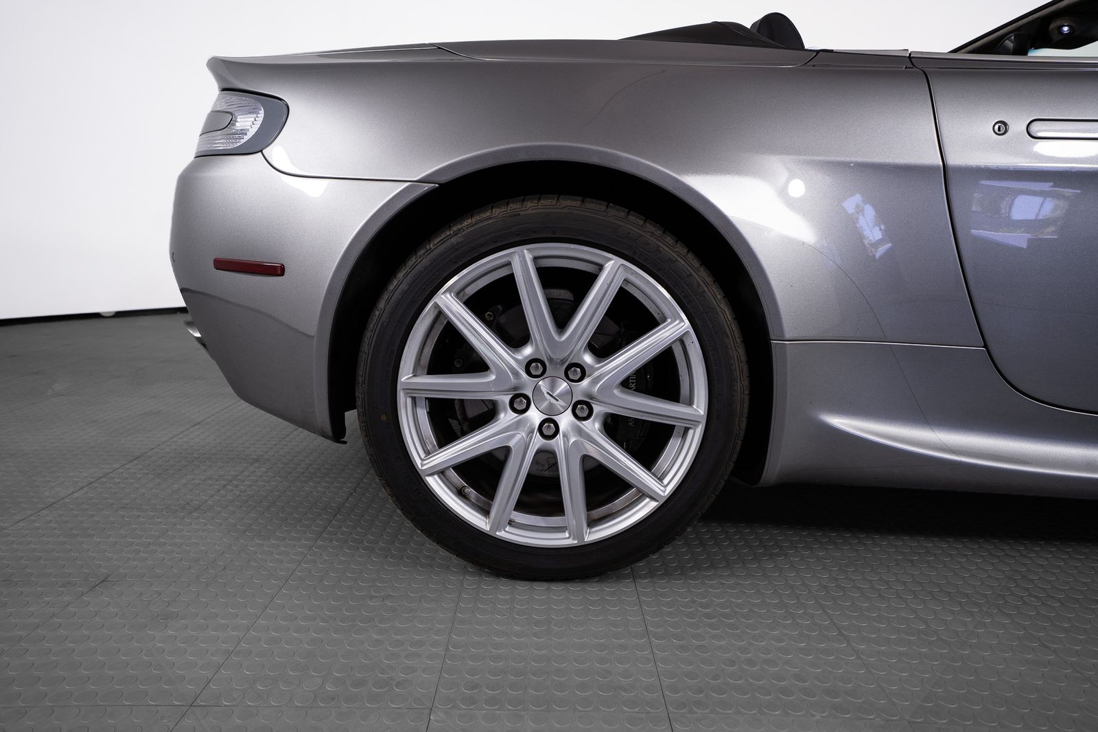 2012 Aston Martin V8 Vantage — full photo 28 of 50