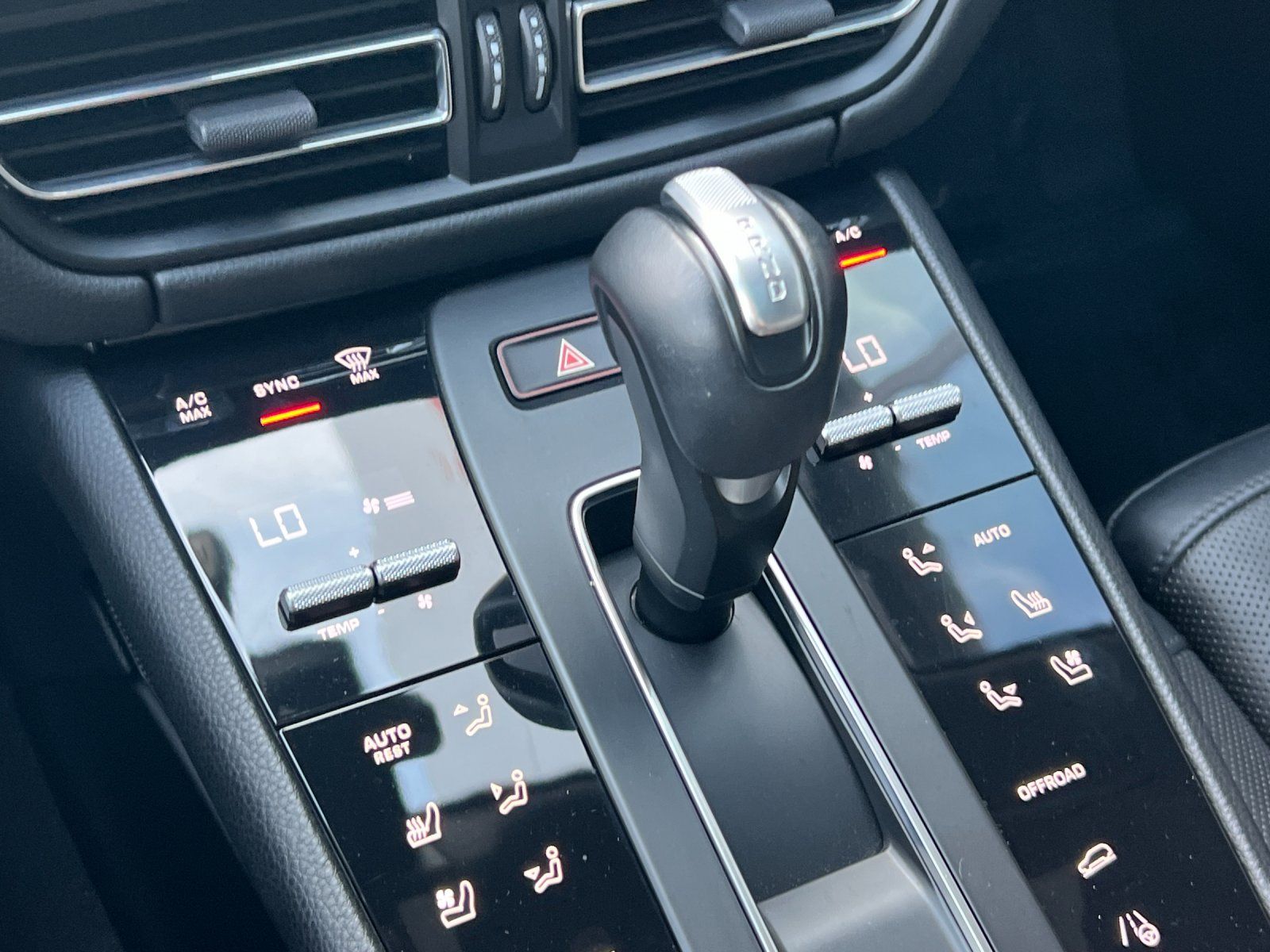 2025 Porsche Macan Base — full photo 22 of 28