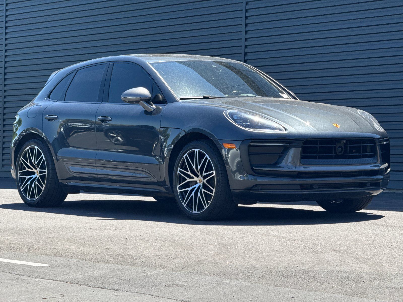 2023 Porsche Macan T — full photo 10 of 28