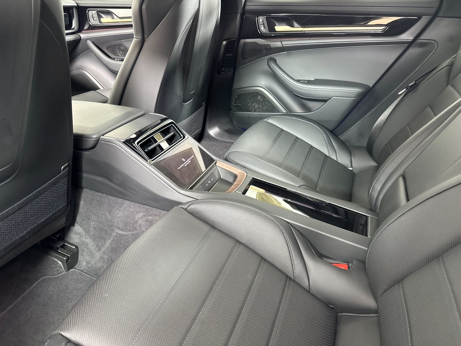 2025 Porsche Panamera 4 — full photo 13 of 29