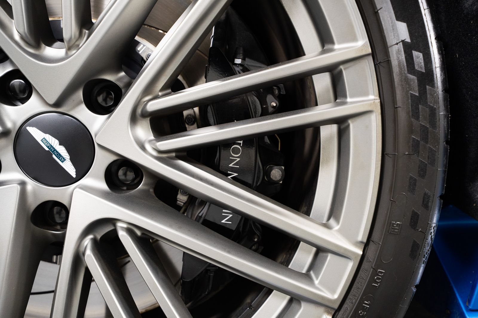 2024 Aston Martin DB12 Volante — foto completa 42 de 55