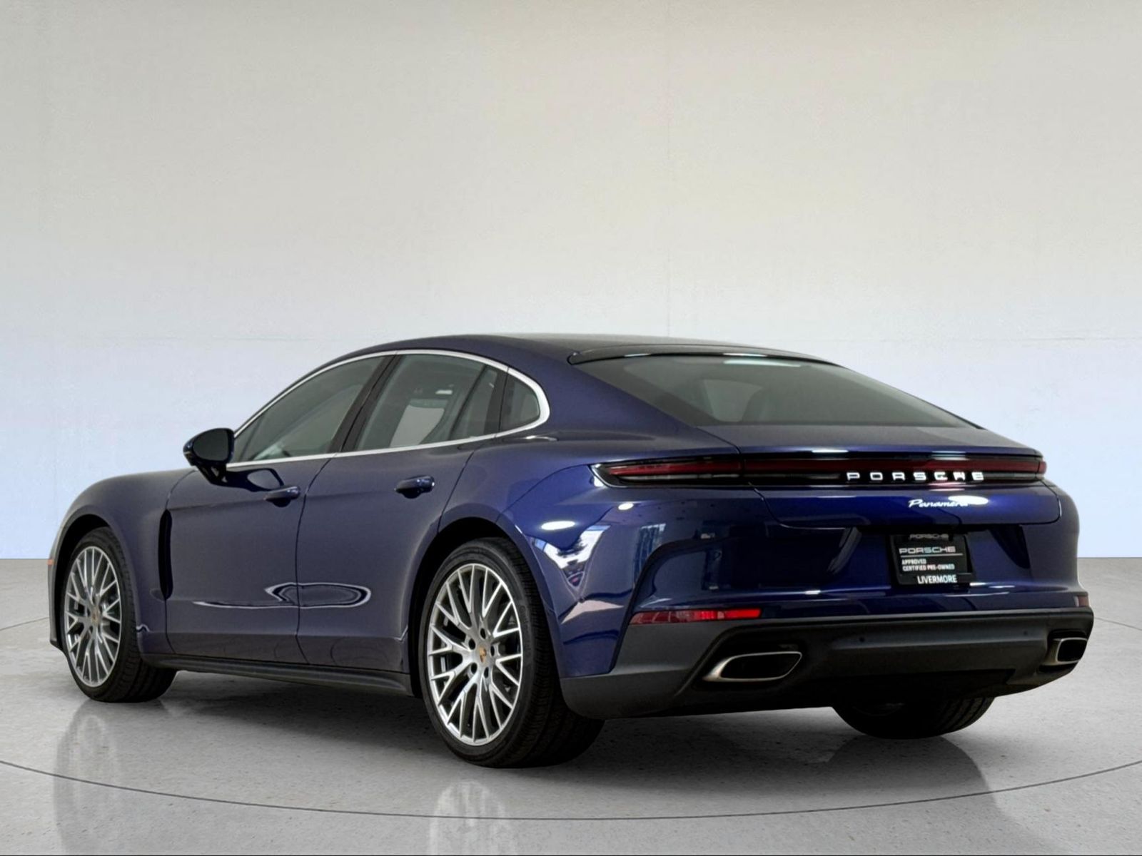2025 Porsche Panamera 4 — full photo 3 of 29