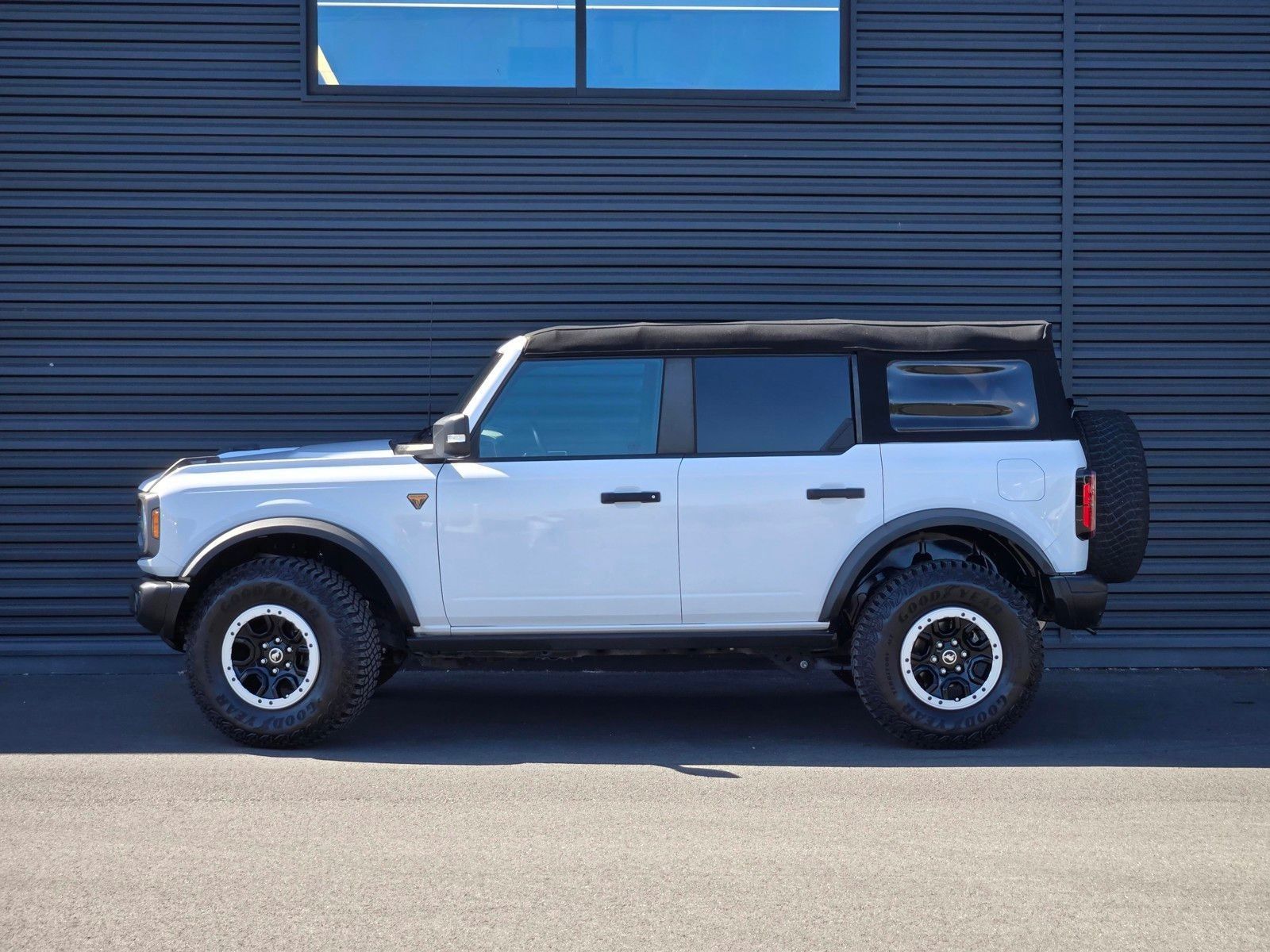 2023 Ford Bronco Badlands — foto completa 3 de 45