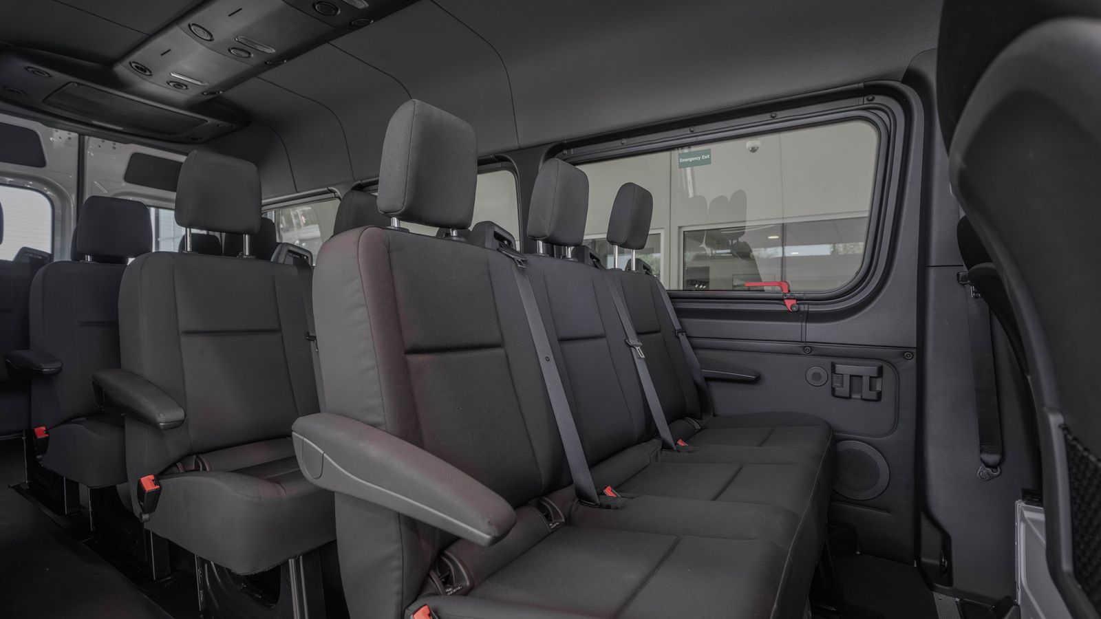 2025 Mercedes-Benz Sprinter 2500 Passenger 170 WB — foto completa 25 de 35