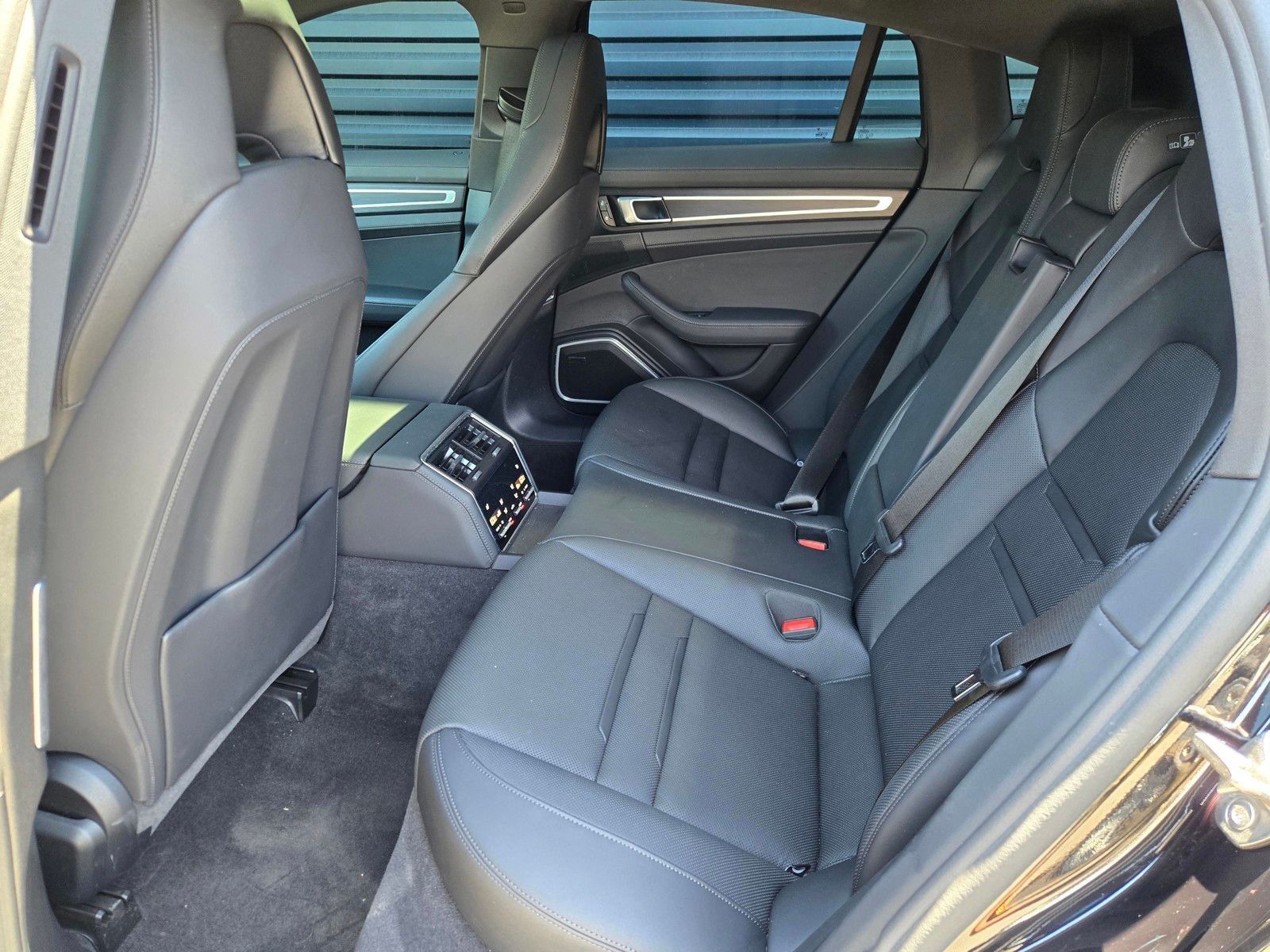 2023 Porsche Panamera 4 Platinum Edition — full photo 18 of 27