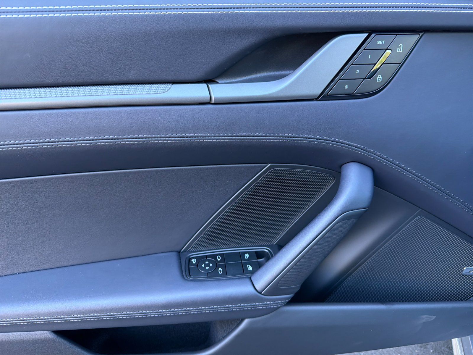 2025 Porsche 911 Carrera S — full photo 11 of 28