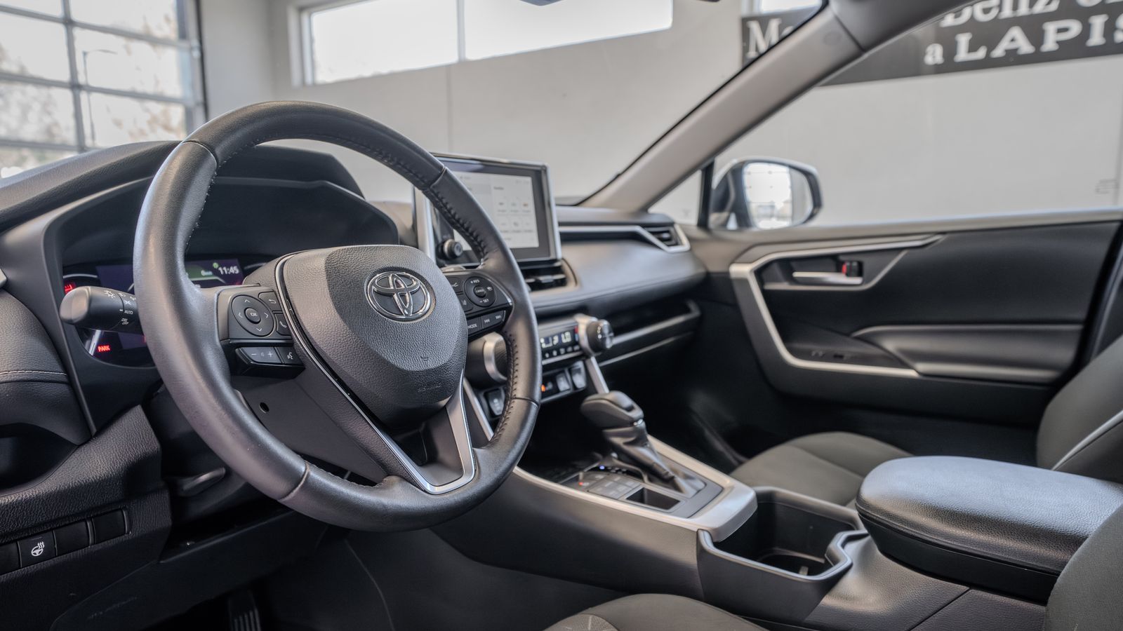 2024 Toyota RAV4 XLE — full photo 7 of 34
