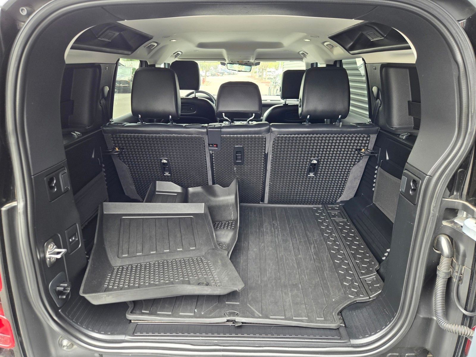 2020 Land Rover Defender 110 SE — foto completa 27 de 45