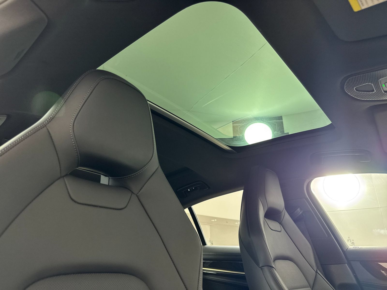2025 Porsche Panamera 4 — full photo 16 of 29