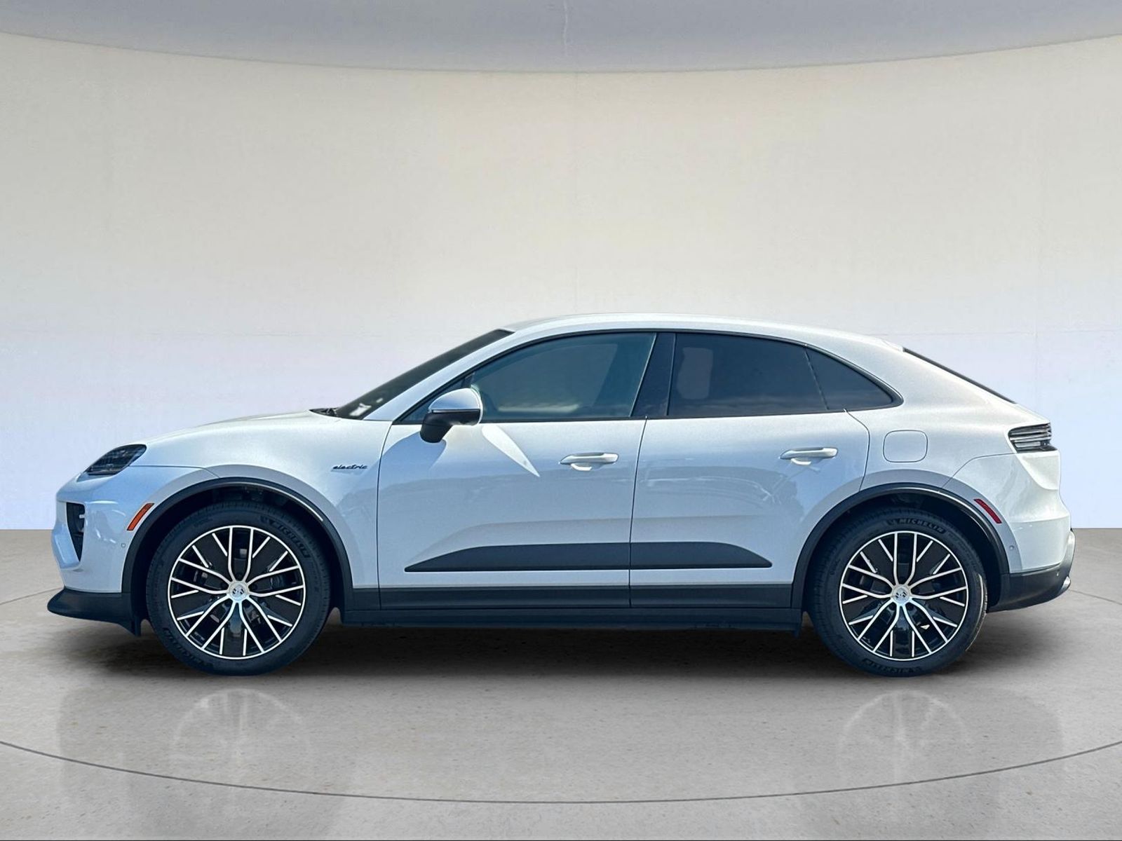 2025 Porsche Macan Electric Base — foto completa 3 de 30