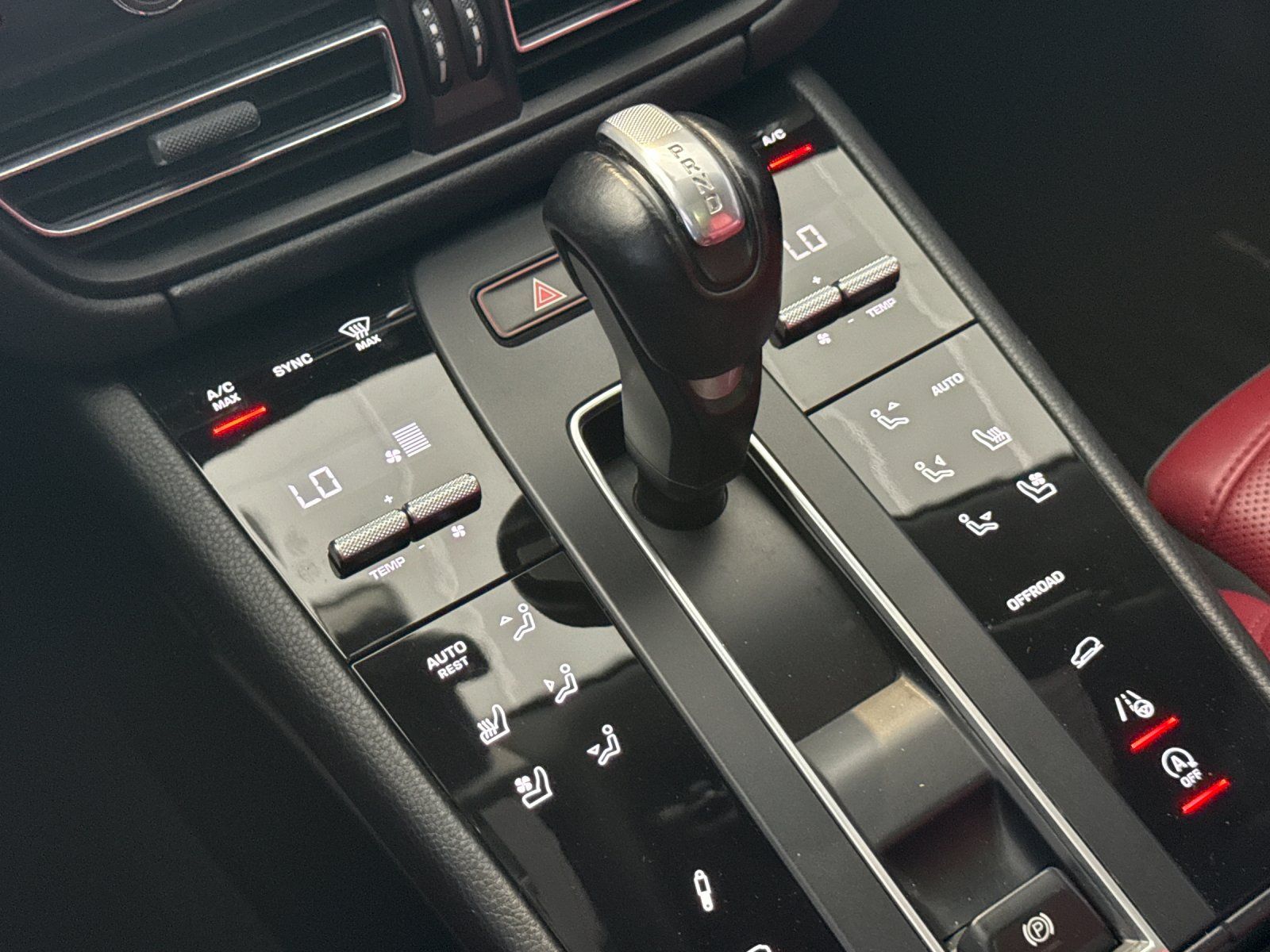 2023 Porsche Macan T — full photo 22 of 28