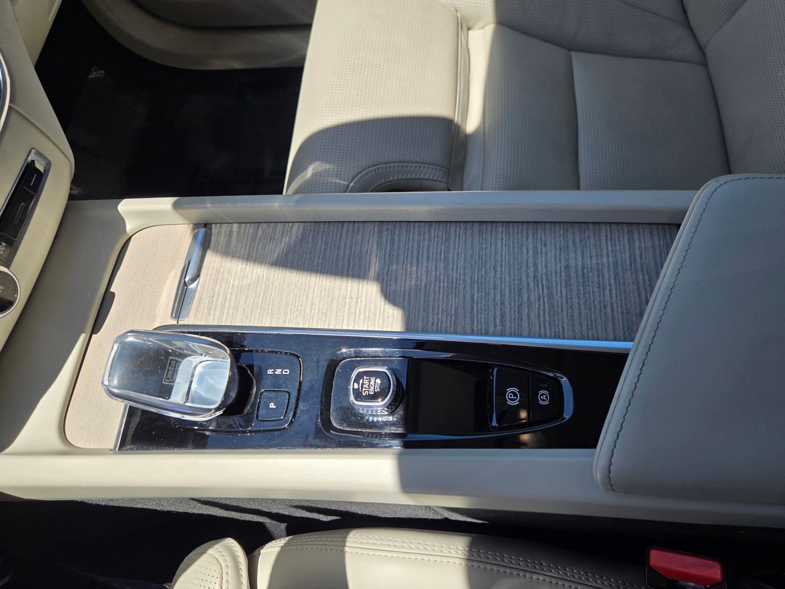 2023 Volvo XC60 B5 Ultimate Dark Theme — foto completa 23 de 45