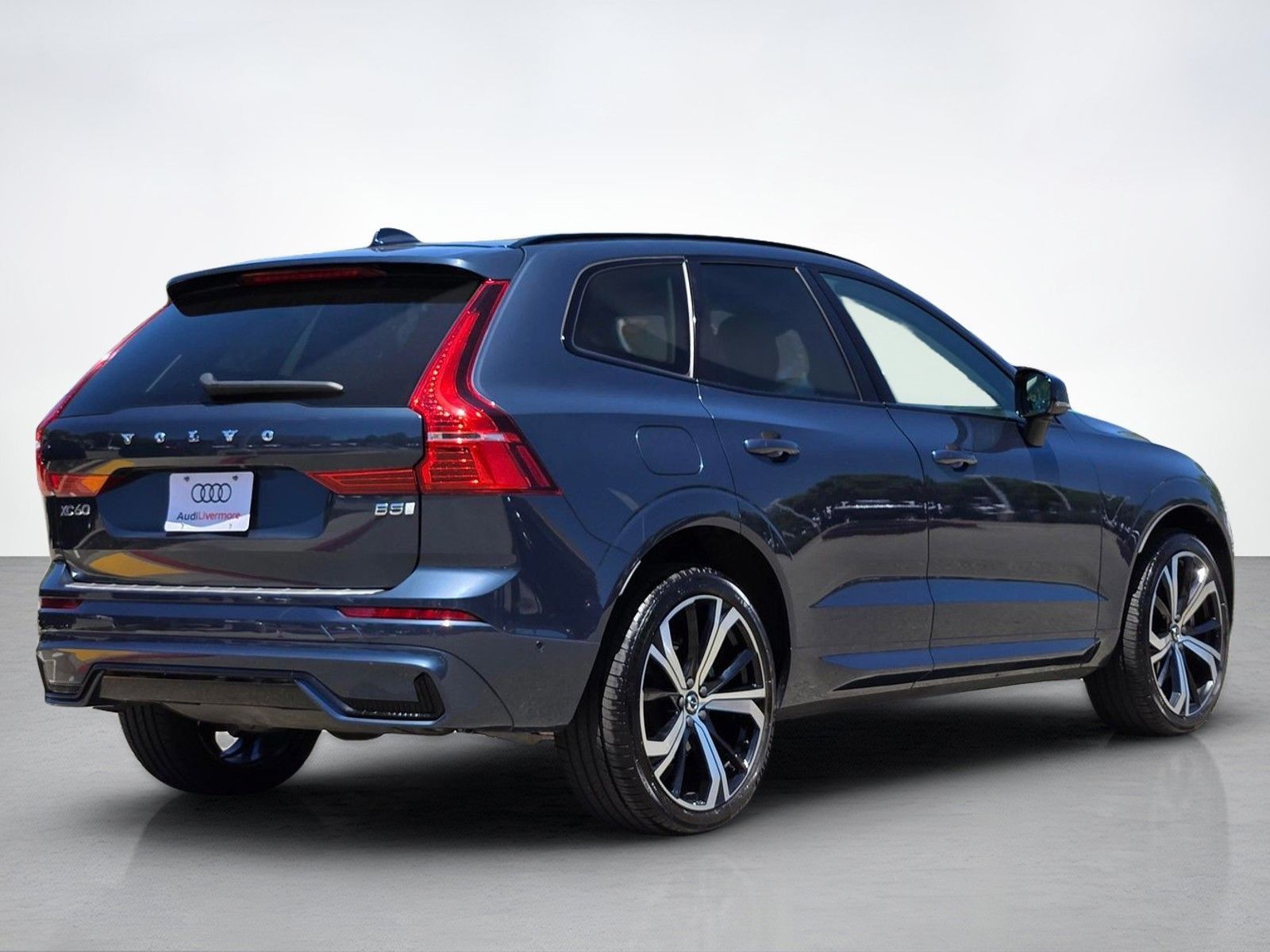 2023 Volvo XC60 B5 Ultimate Dark Theme — foto completa 6 de 45