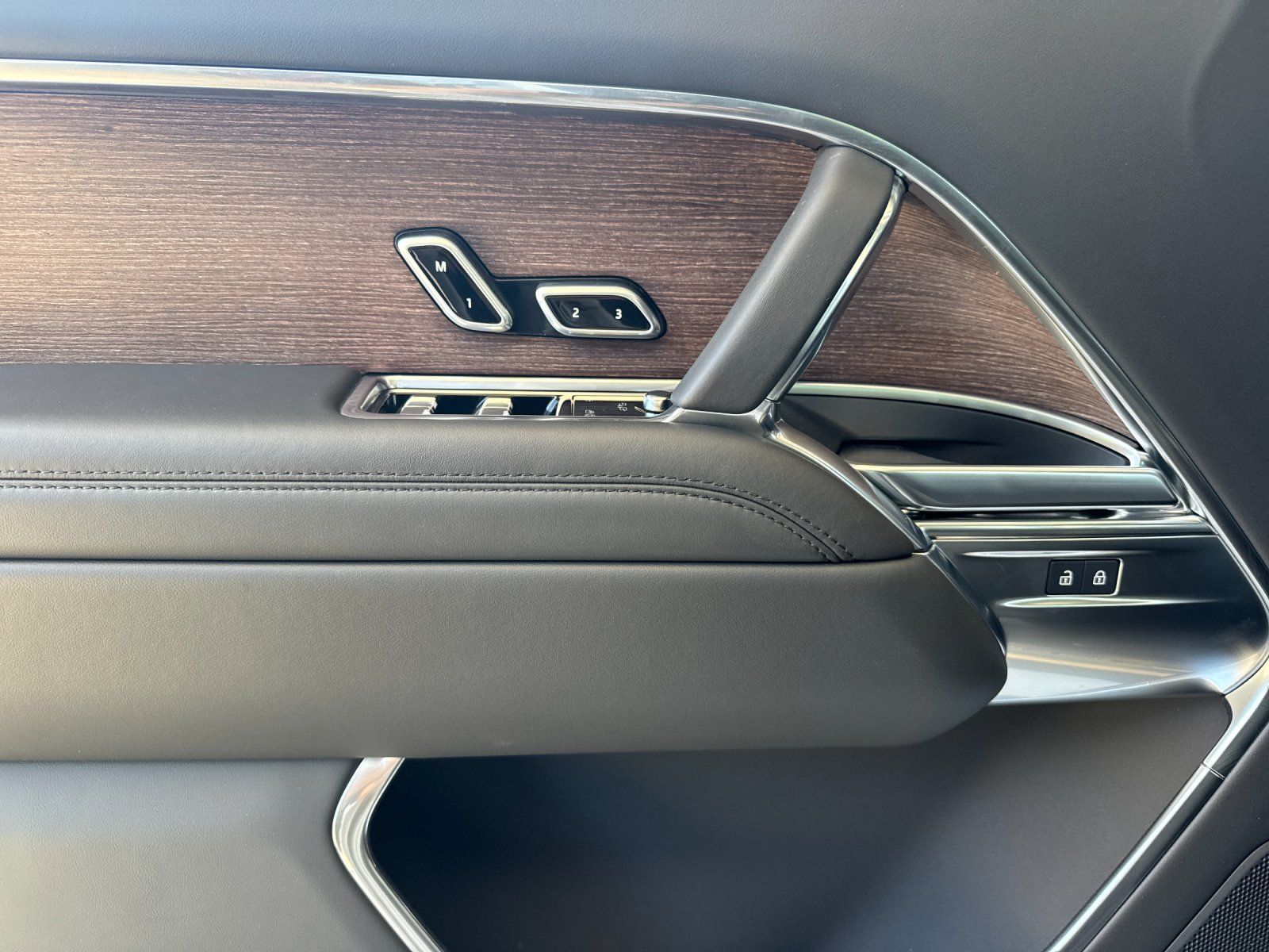 2025 Land Rover Range Rover SE — full photo 11 of 30