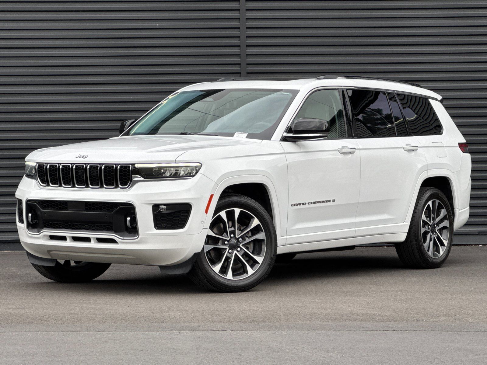 2021 Jeep Grand Cherokee L Overland — full photo 1 of 30