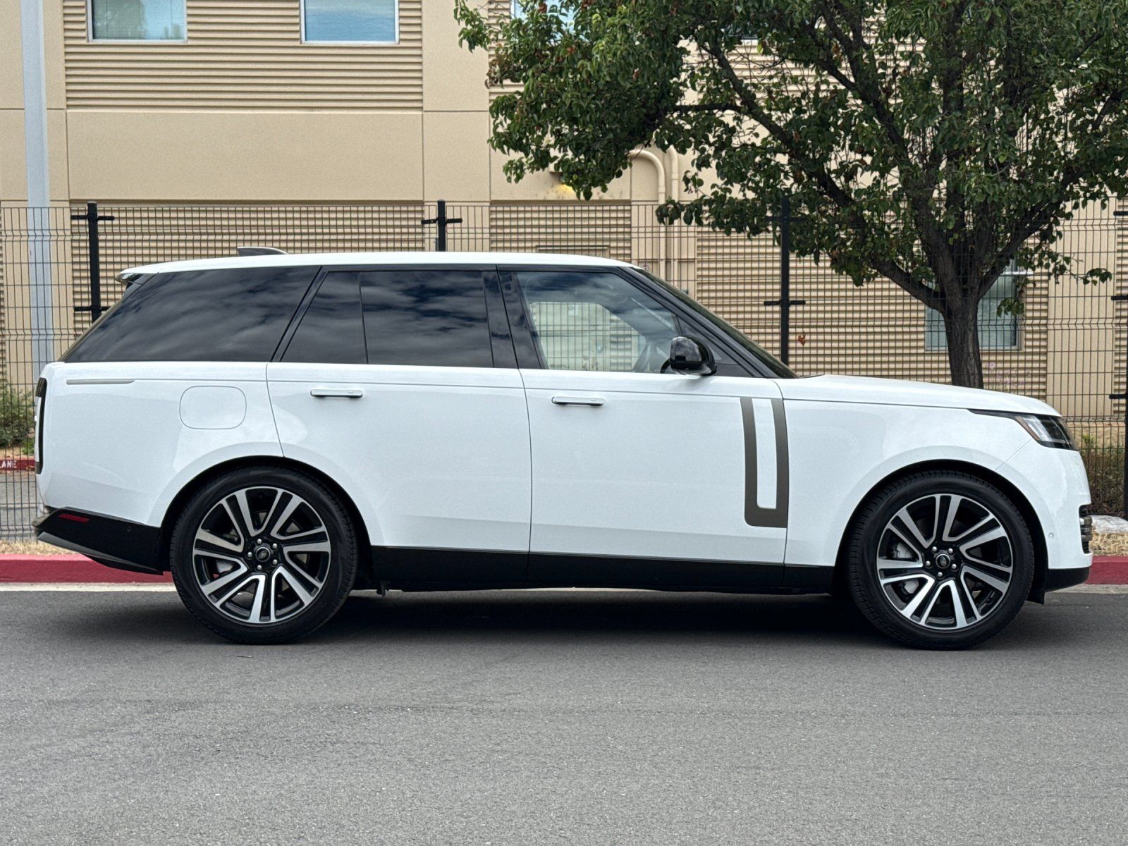 2023 Land Rover Range Rover SE — foto completa 7 de 30
