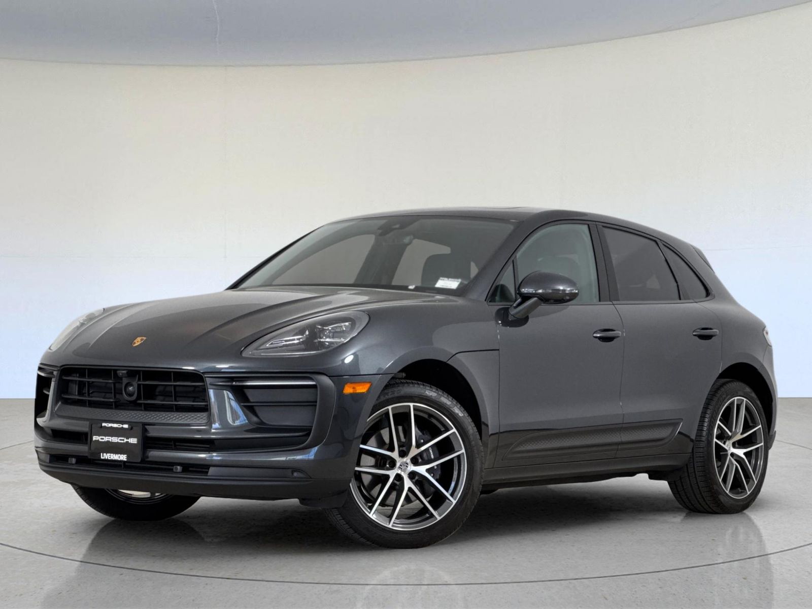 2025 Porsche Macan Base — photo 1 of 29