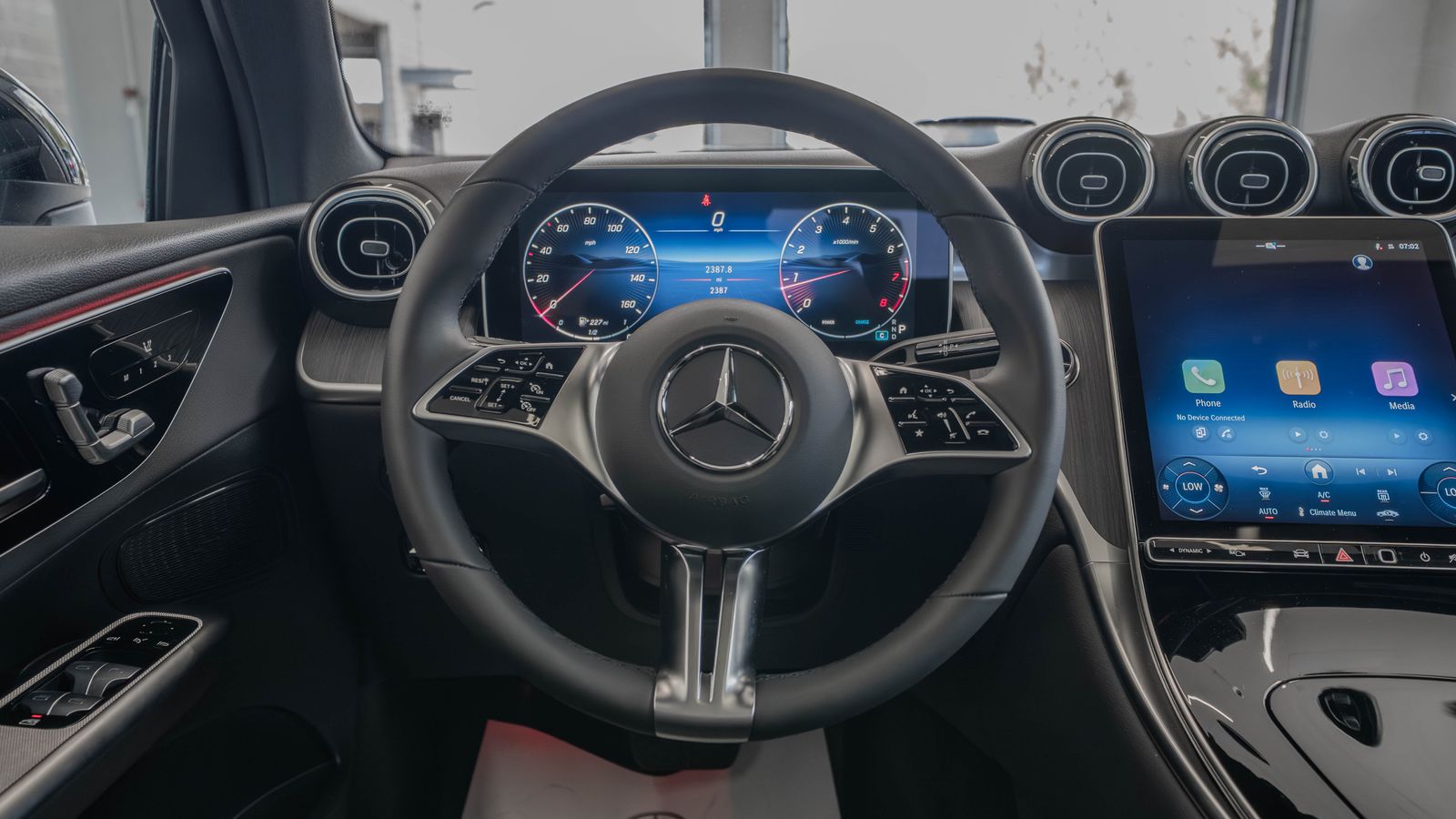 2026 Mercedes-Benz GLC GLC 300 — full photo 9 of 35
