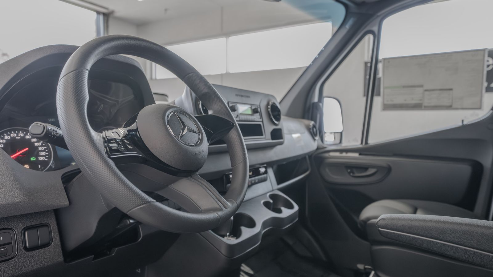 2025 Mercedes-Benz Sprinter 2500 Cargo 144 WB — foto completa 7 de 35