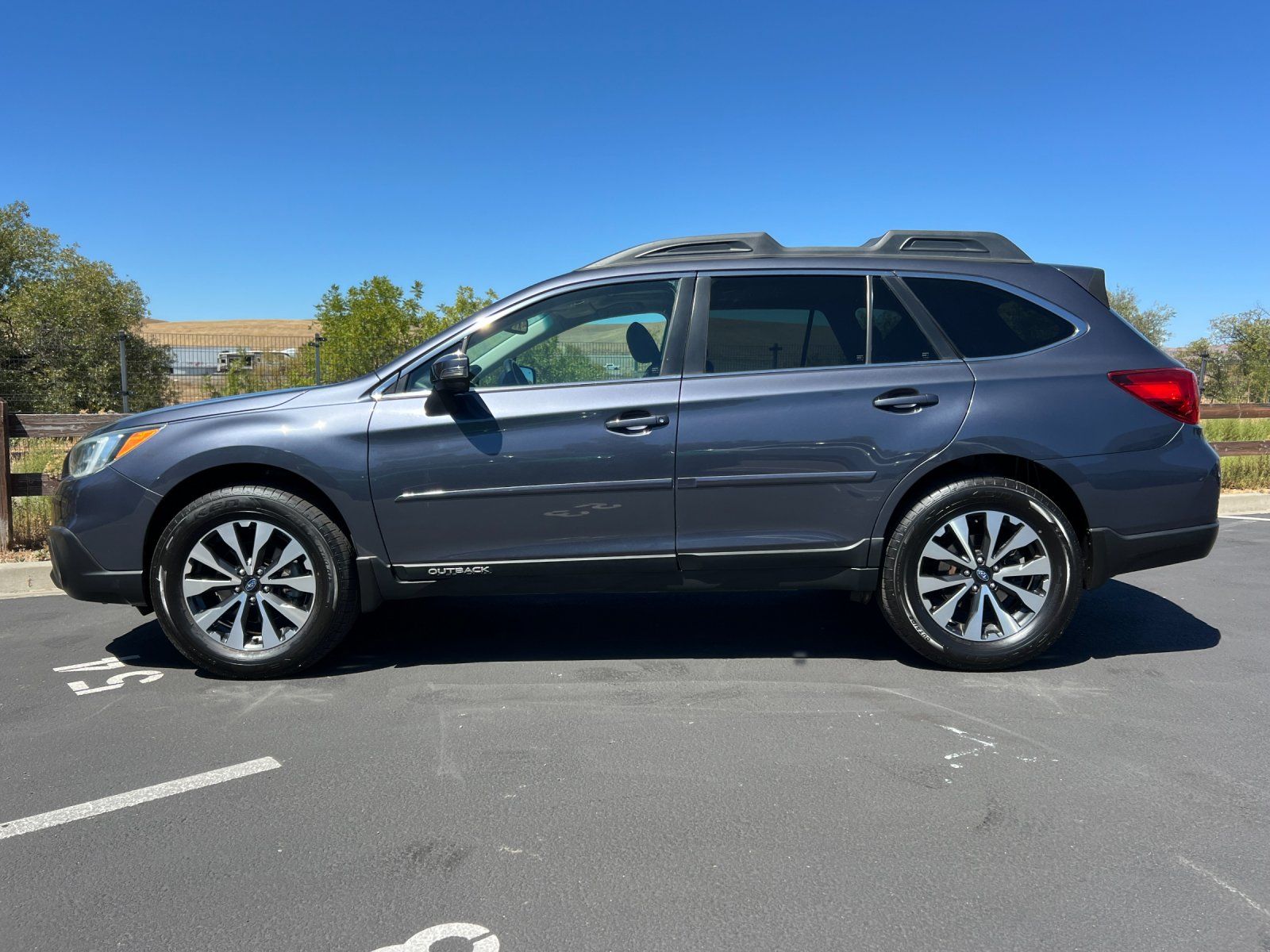2016 Subaru Outback 2.5i — full photo 2 of 28