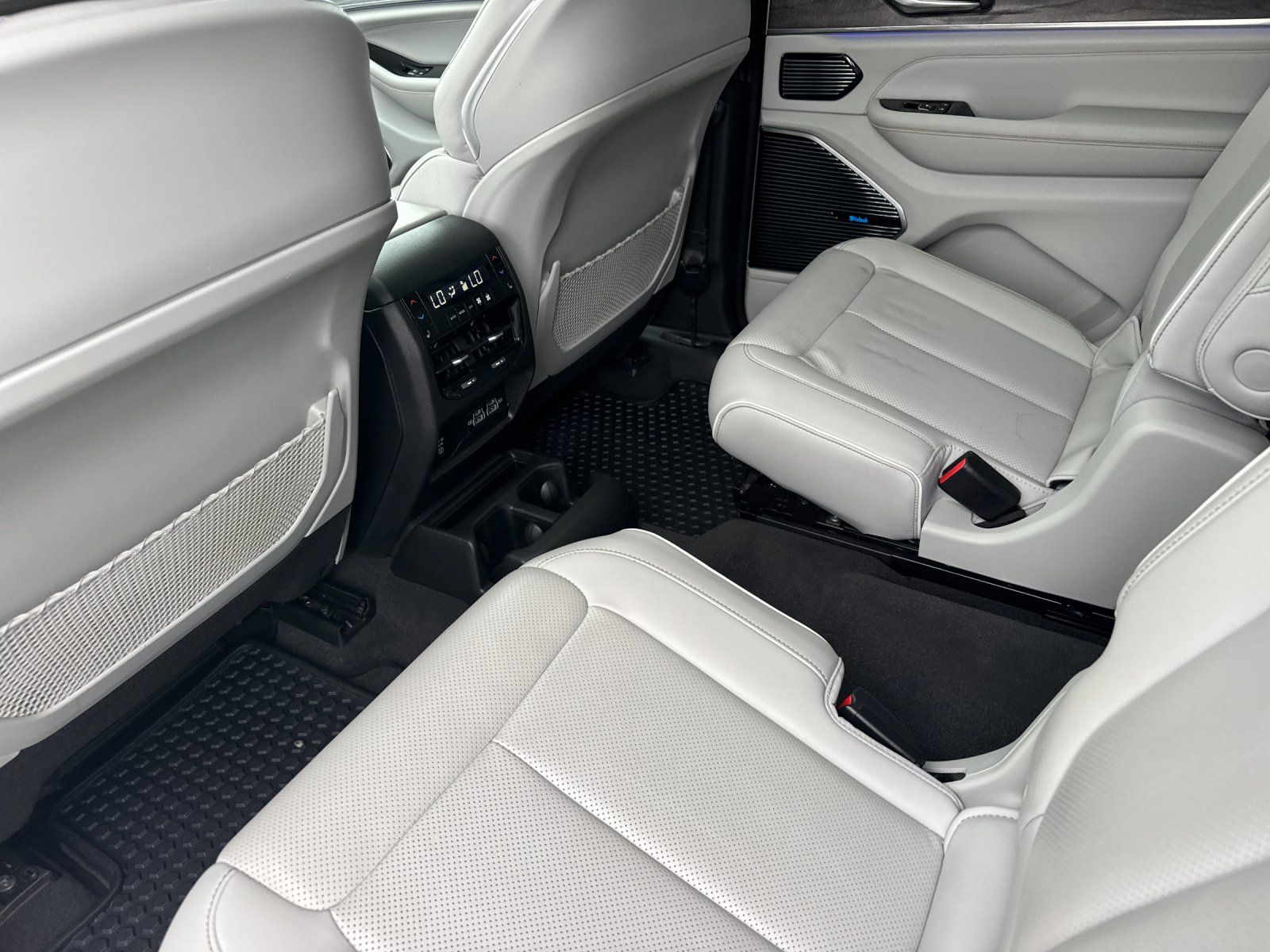 2021 Jeep Grand Cherokee L Overland — full photo 13 of 30