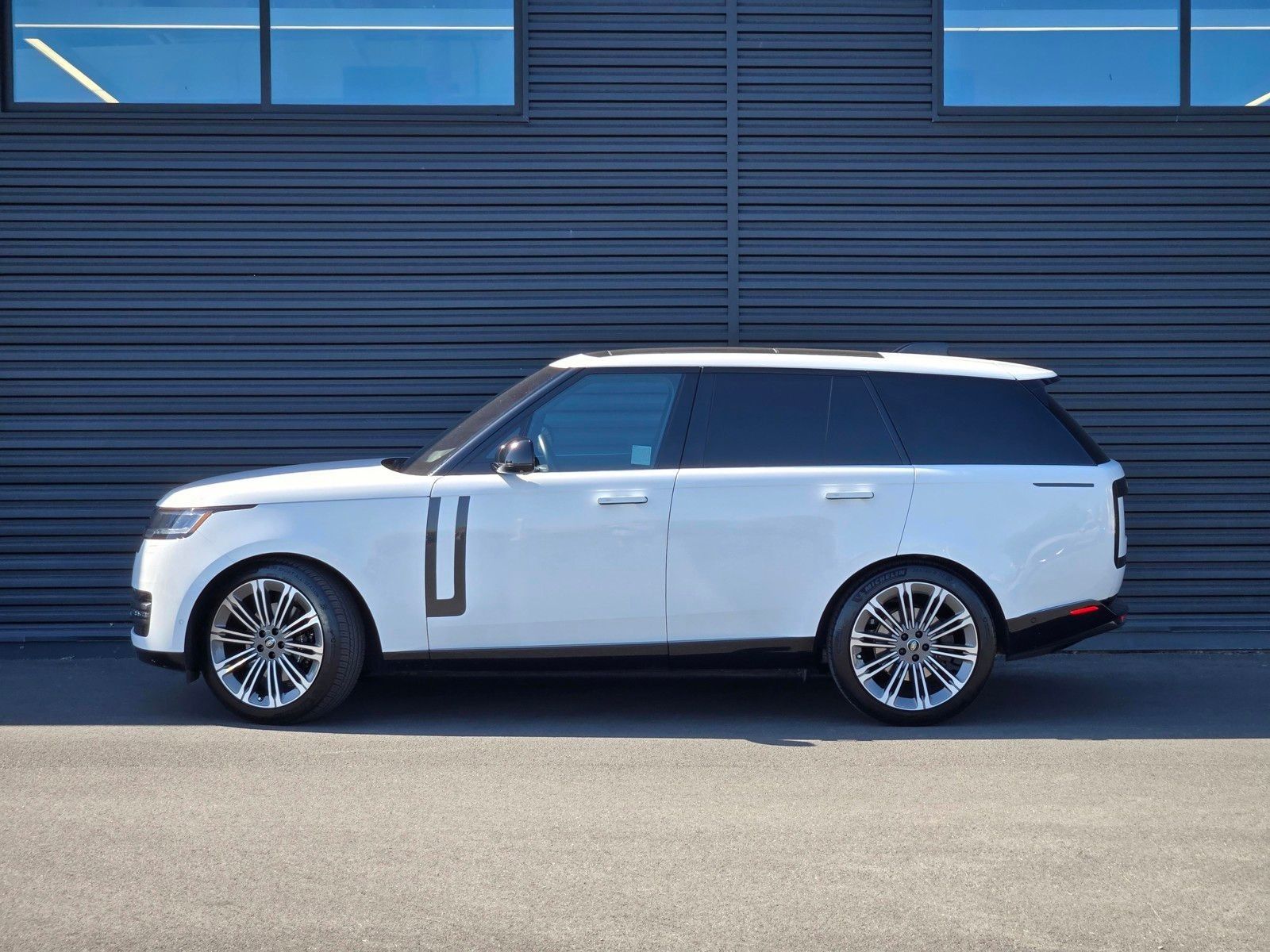 2023 Land Rover Range Rover SE — full photo 3 of 45