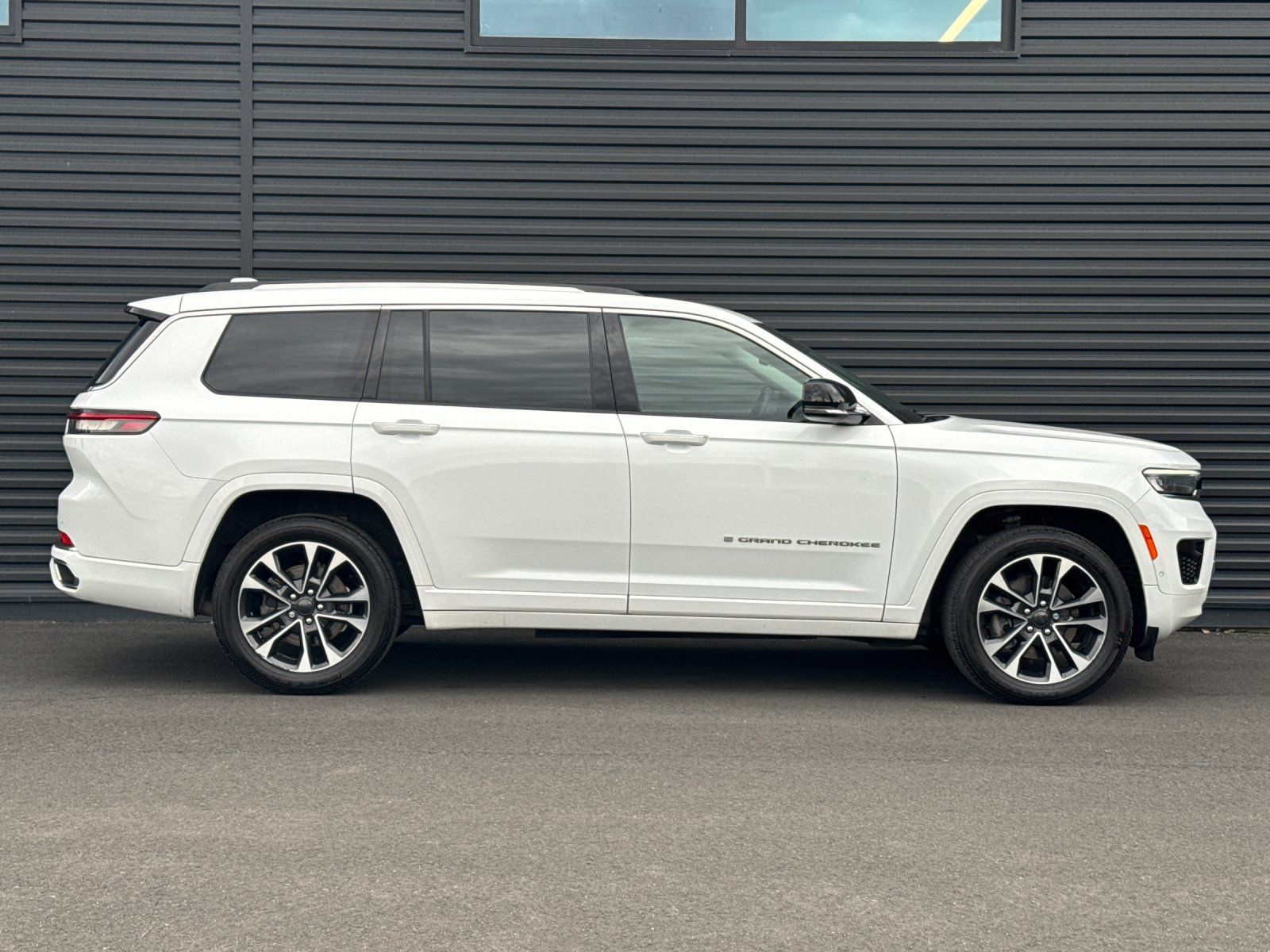 2021 Jeep Grand Cherokee L Overland — full photo 9 of 30