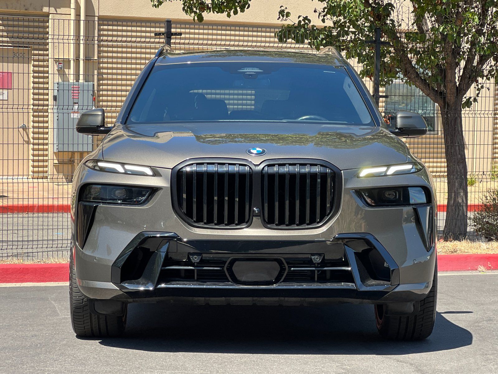 2023 BMW X7 xDrive40i — full photo 9 of 30