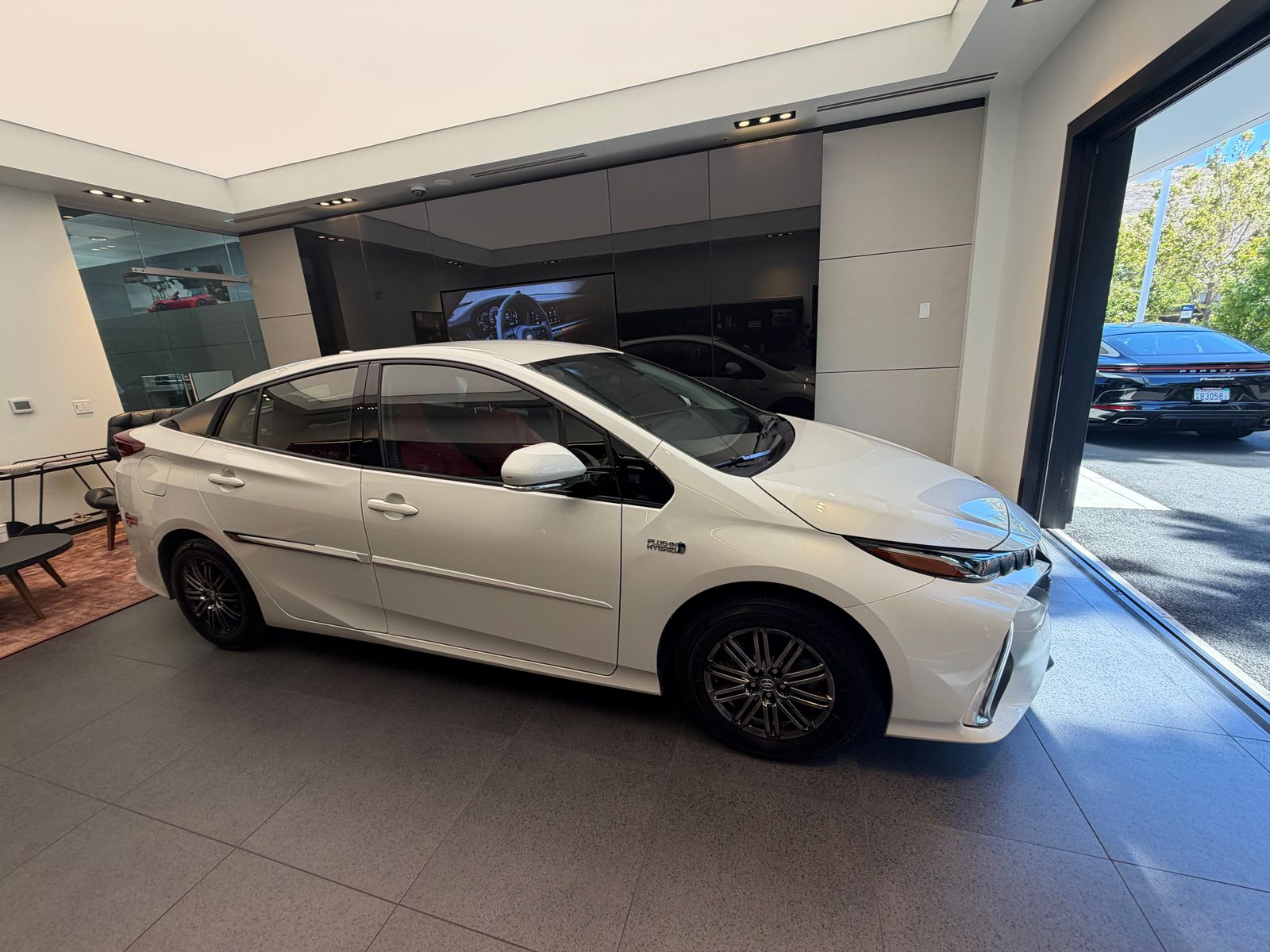 2017 Toyota Prius Prime Premium — full photo 4 of 8