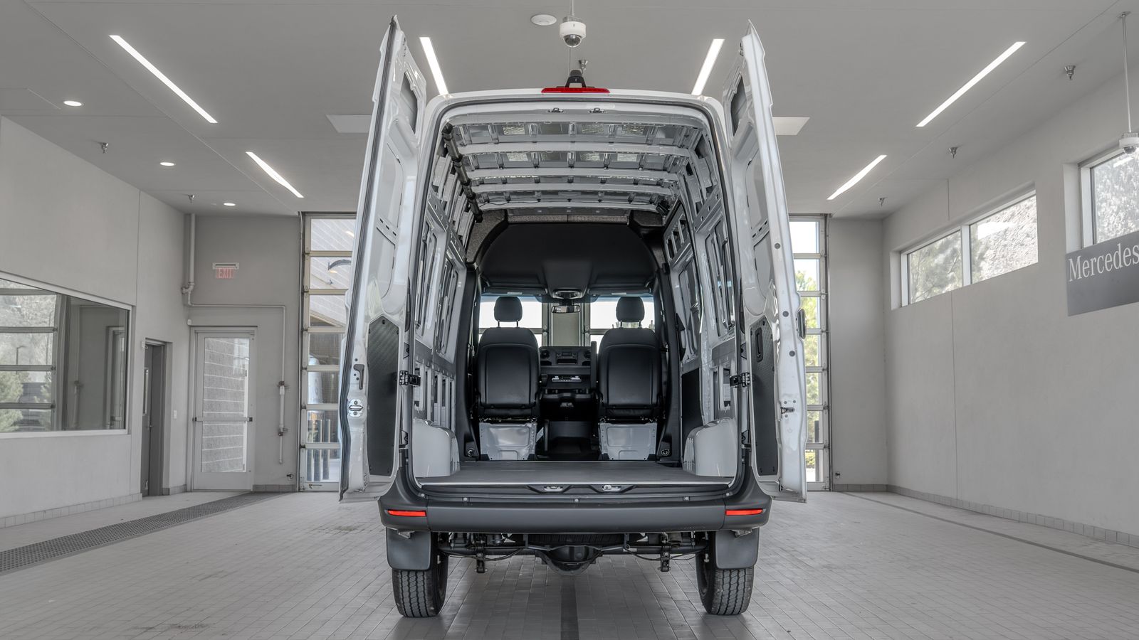 2025 Mercedes-Benz Sprinter 2500 Cargo 144 WB — foto completa 16 de 35