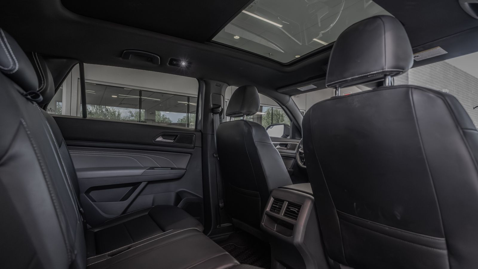 2022 Volkswagen Atlas Cross Sport 3.6L V6 SEL R-Line — foto completa 28 de 34