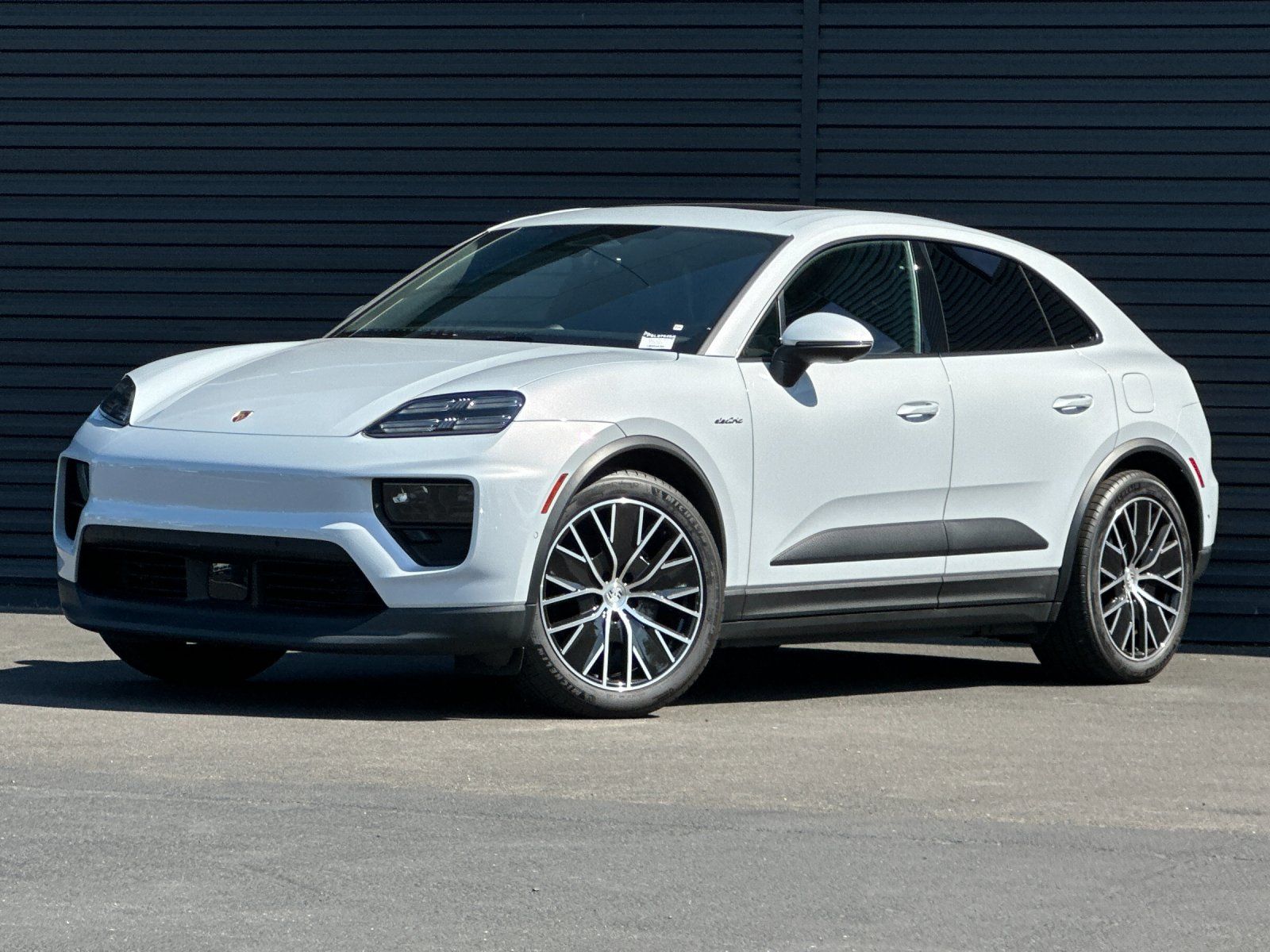 2025 Porsche Macan Electric Base — full photo 1 of 29
