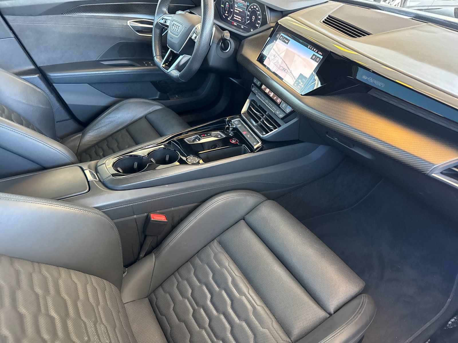 2022 Audi e-tron GT Premium Plus — full photo 14 of 27