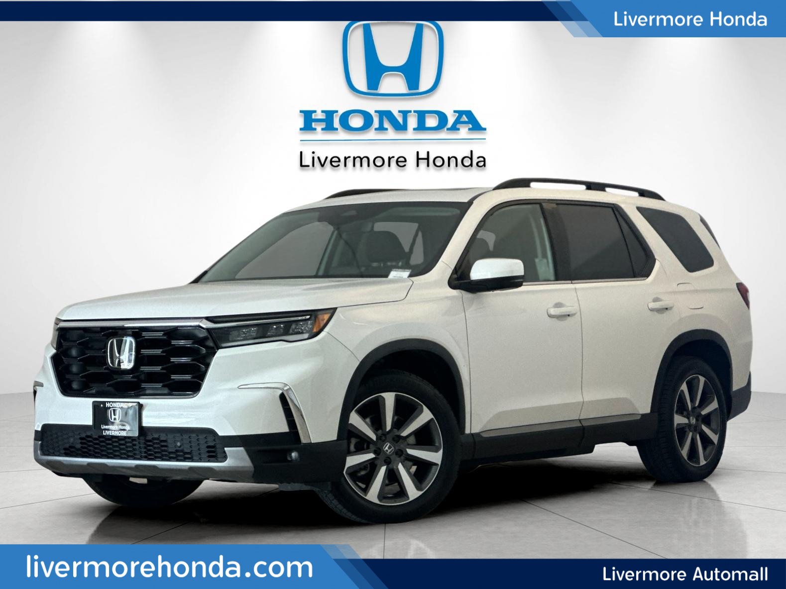 2024 Honda Pilot Touring — photo 1 of 28