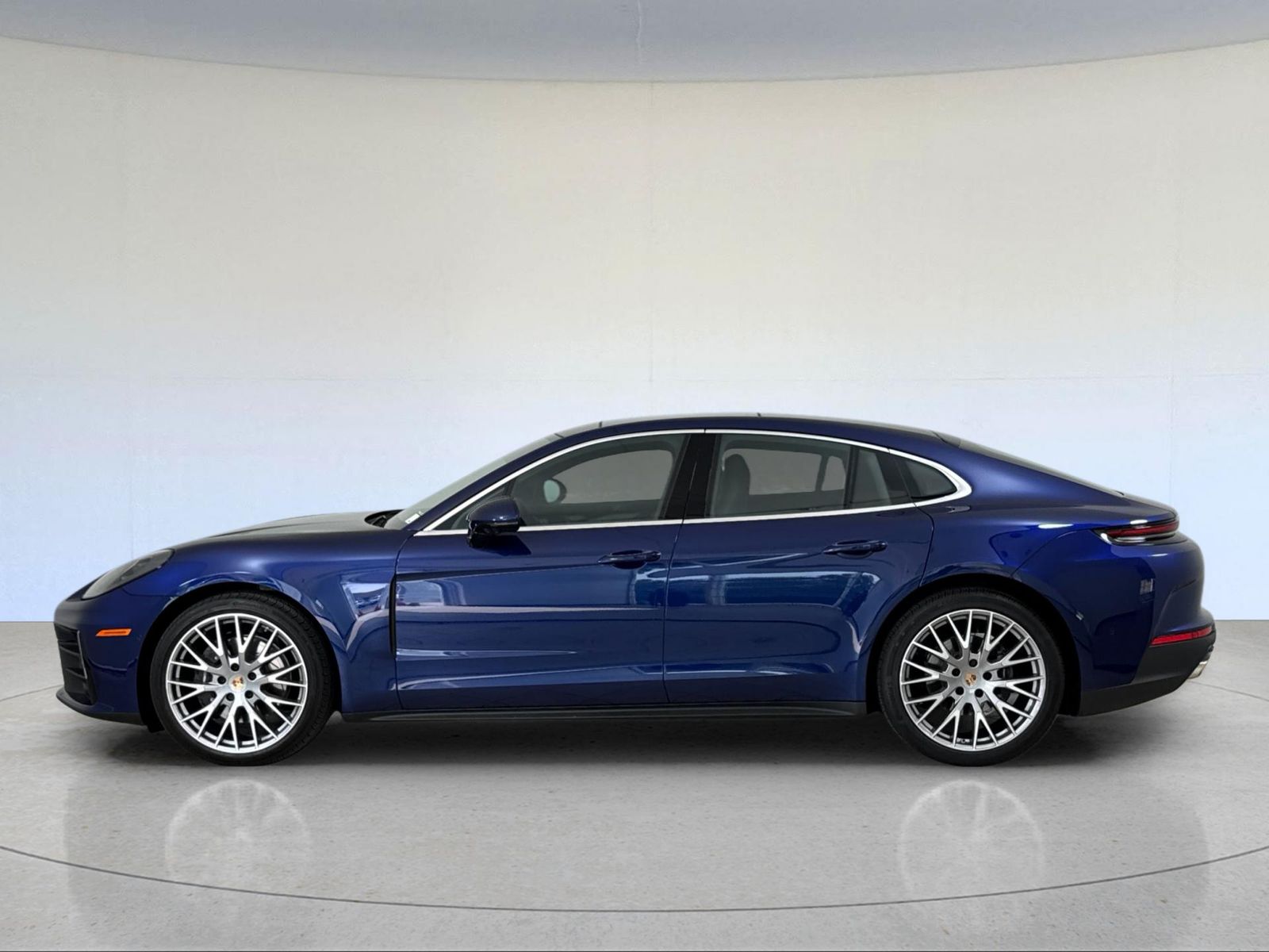 2025 Porsche Panamera 4 — full photo 2 of 29